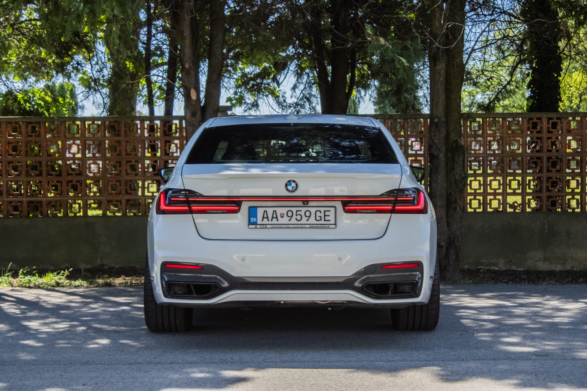 2019 BMW 750d, bílá sedan, 105 849 km