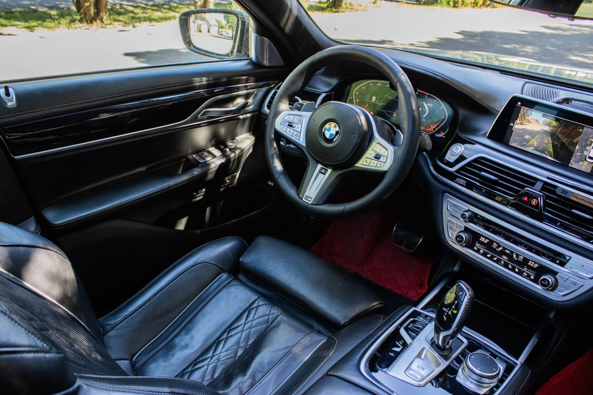 2019 BMW 750d, bílá sedan, 105 849 km