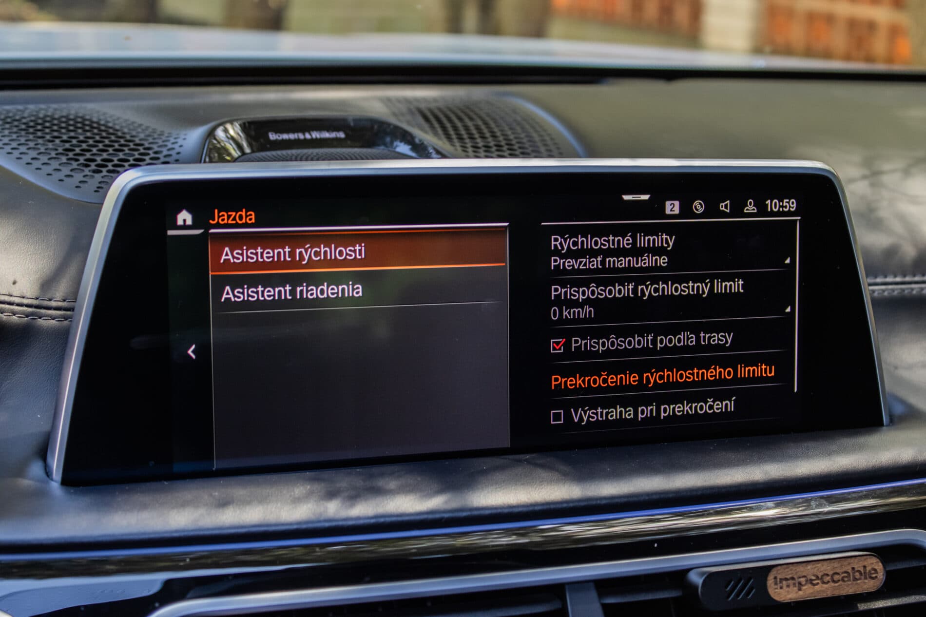 2019 BMW 750d, bílá sedan, 105 849 km