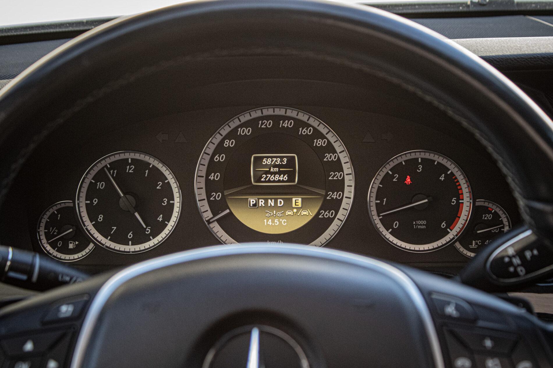 2011 Mercedes-Benz E 300 CDI, bílá kombi, 276 846 km