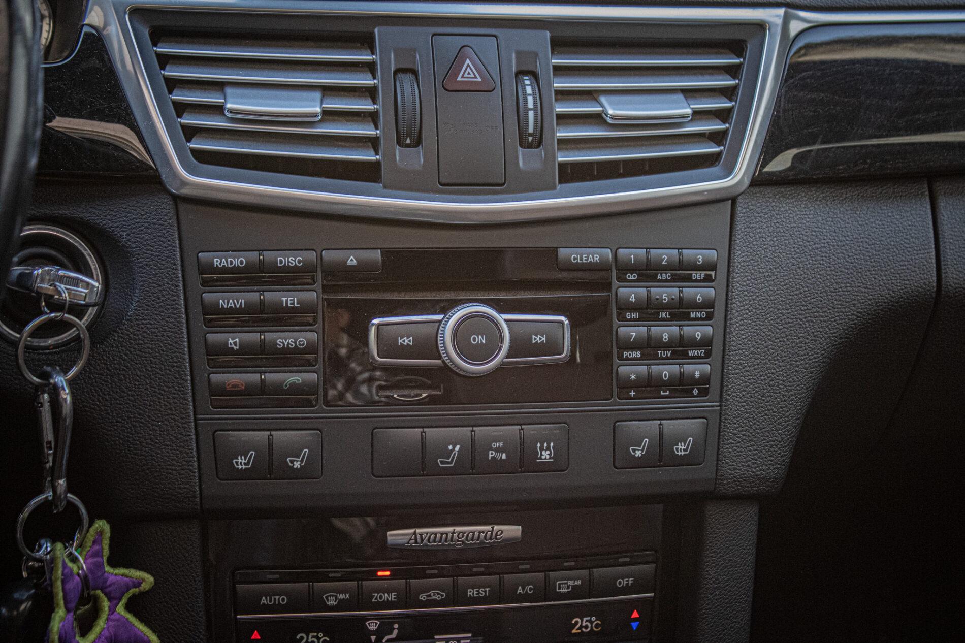 2011 Mercedes-Benz E 300 CDI, bílá kombi, 276 846 km