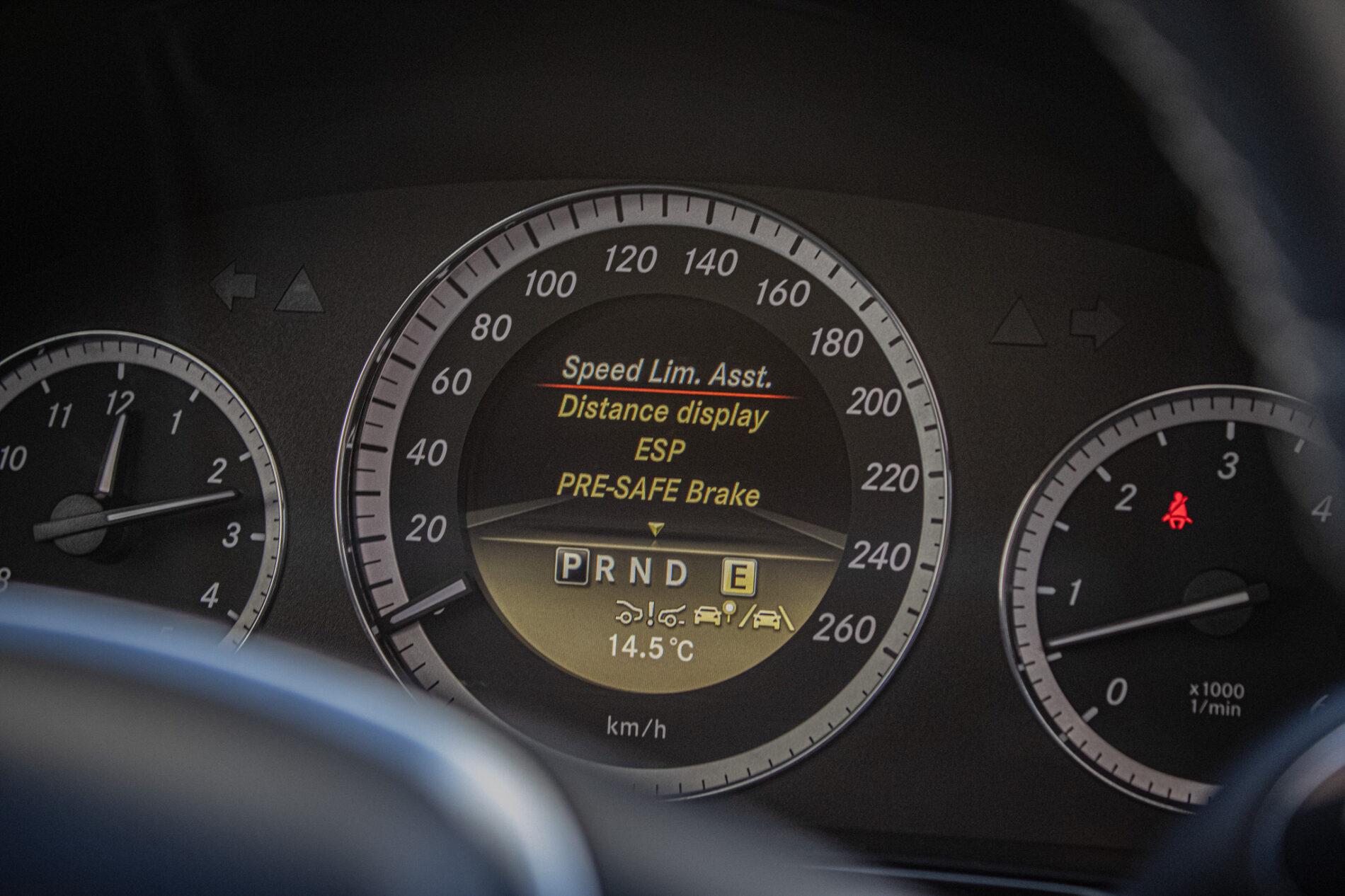 2011 Mercedes-Benz E 300 CDI, bílá kombi, 276 846 km
