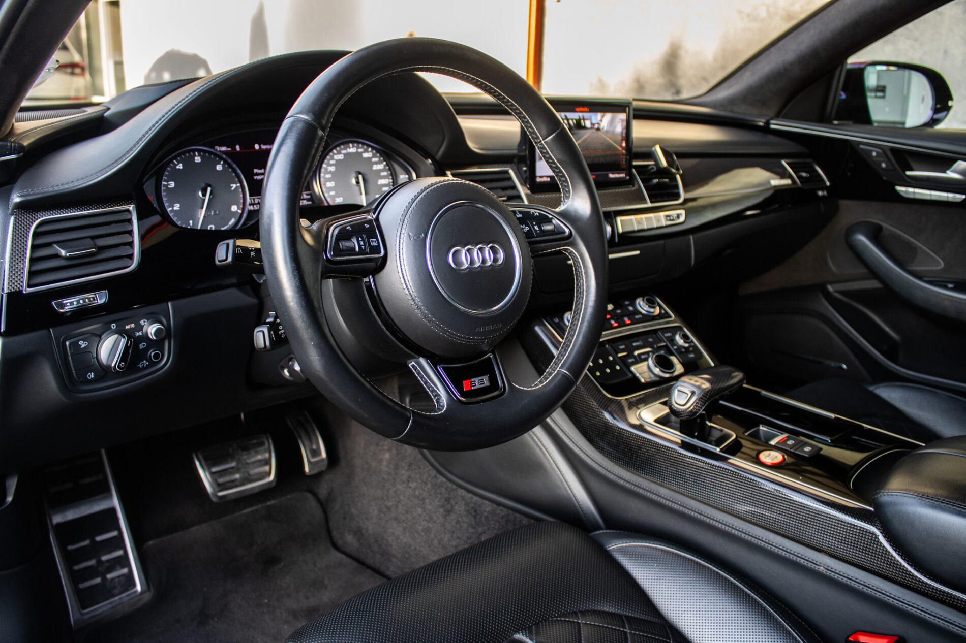 2017 AUDI S8, černá sedan, 183 235 km