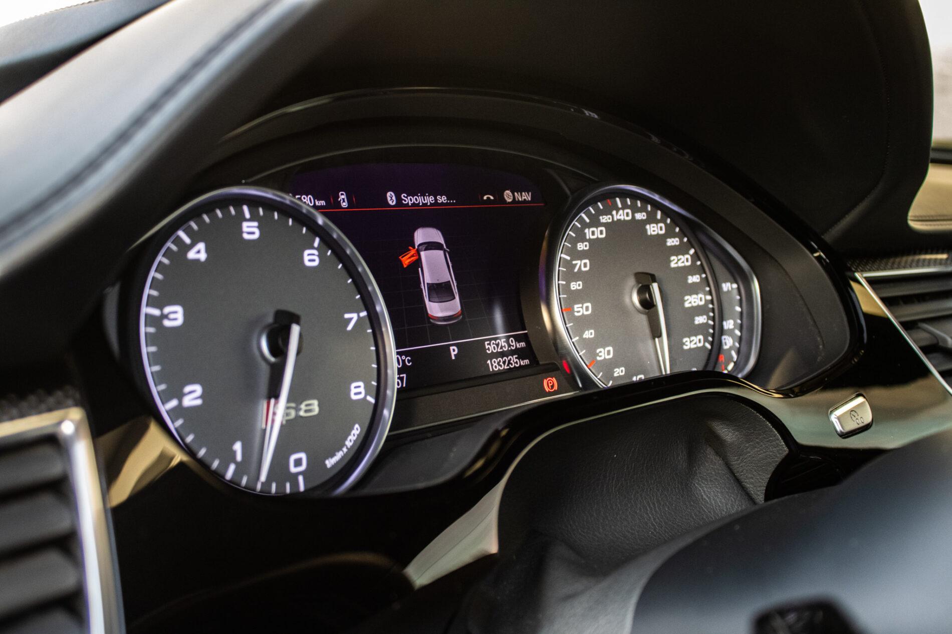 2017 AUDI S8, černá sedan, 183 235 km