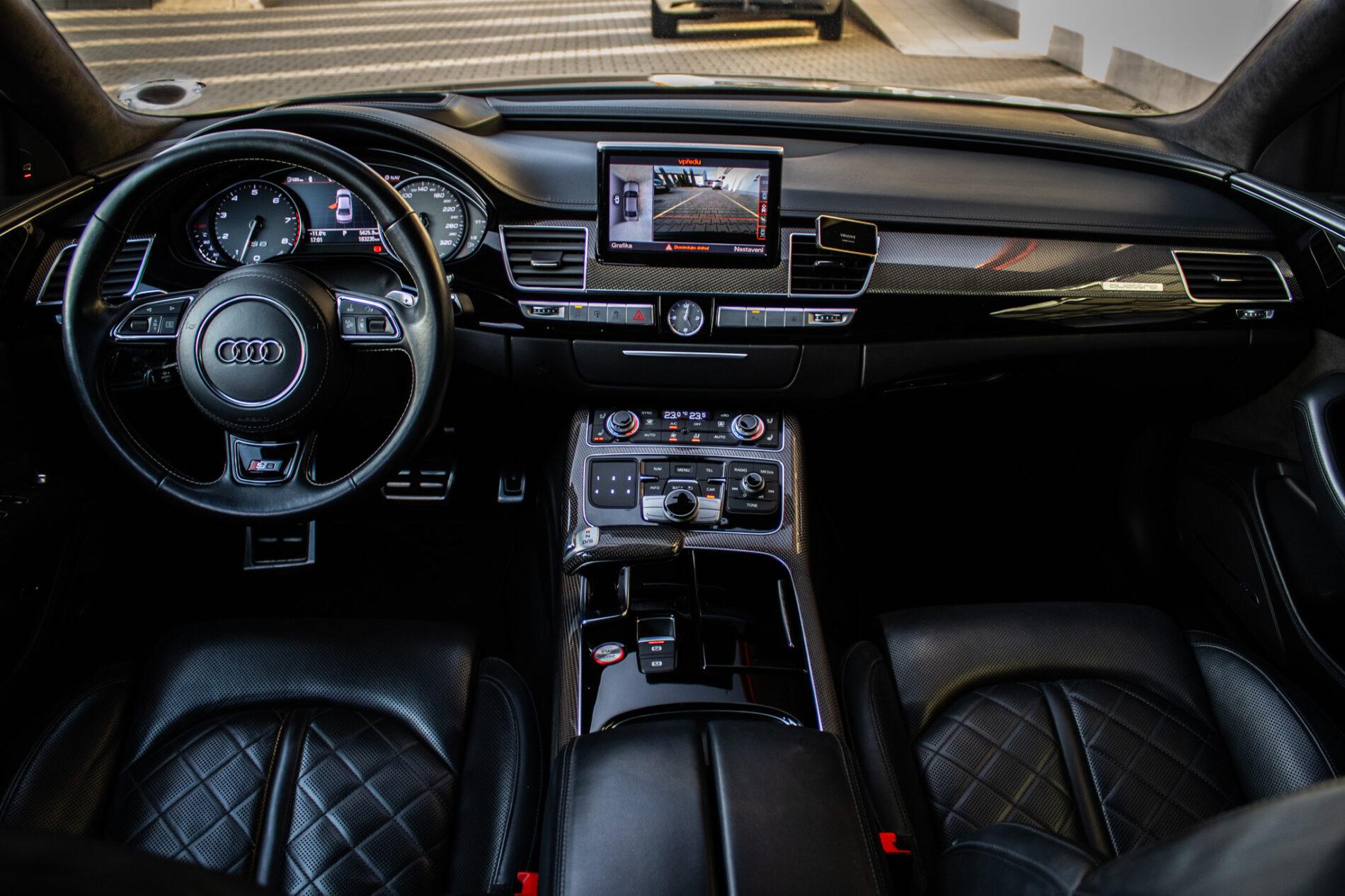 2017 AUDI S8, černá sedan, 183 235 km