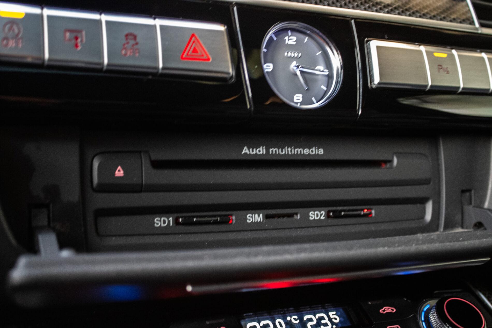 2017 AUDI S8, černá sedan, 183 235 km