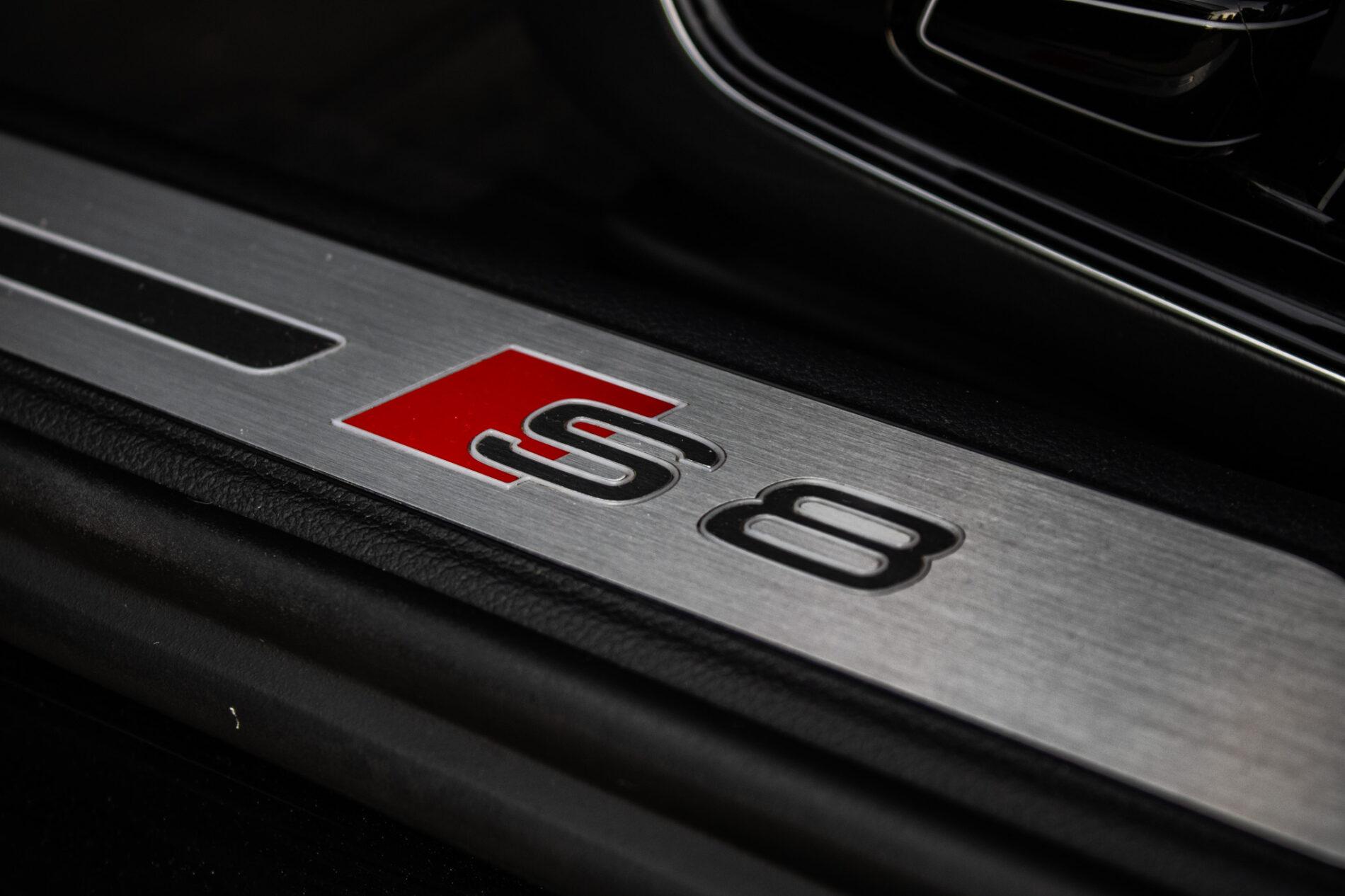 2017 AUDI S8, černá sedan, 183 235 km