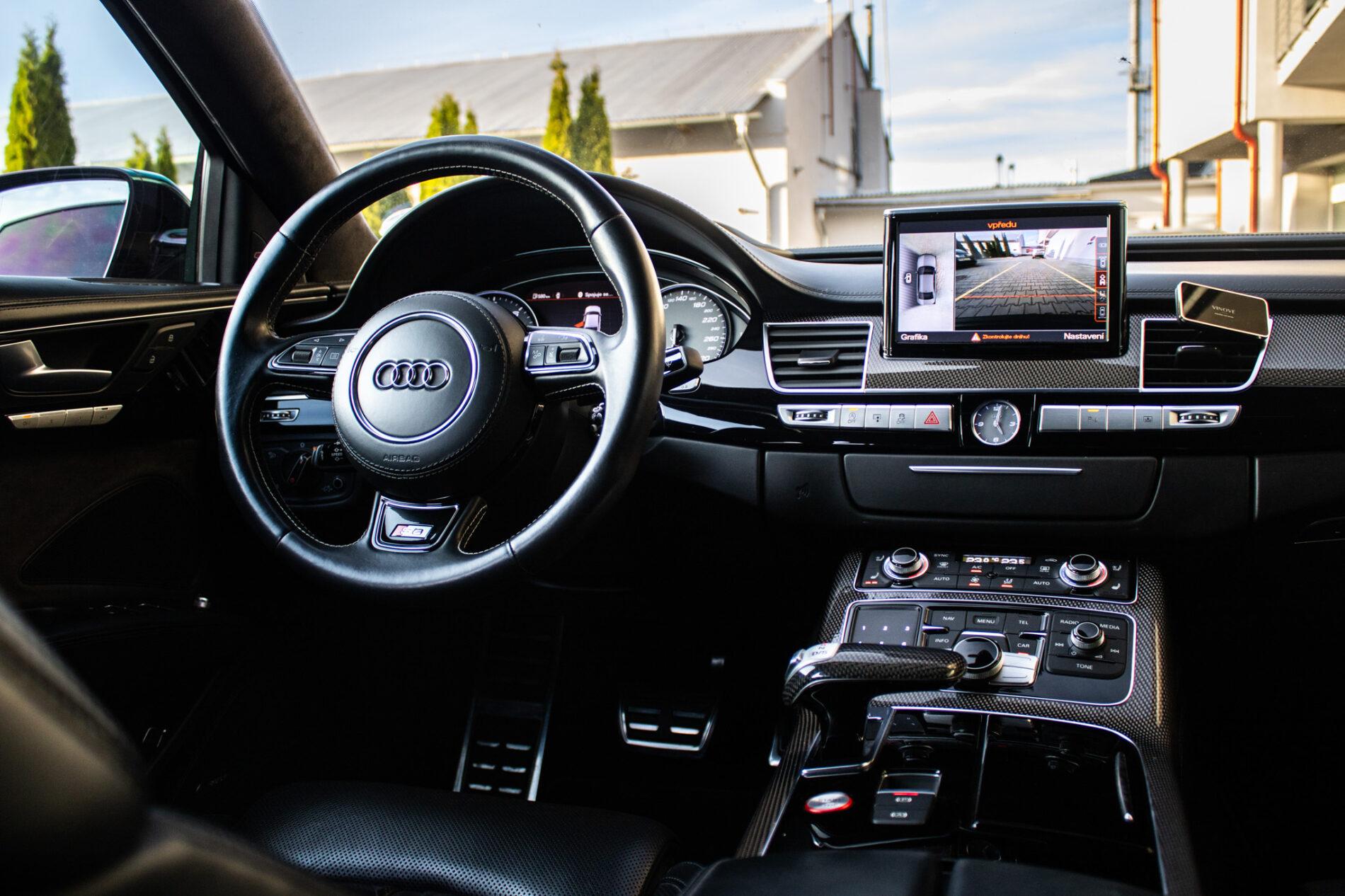 2017 AUDI S8, černá sedan, 183 235 km
