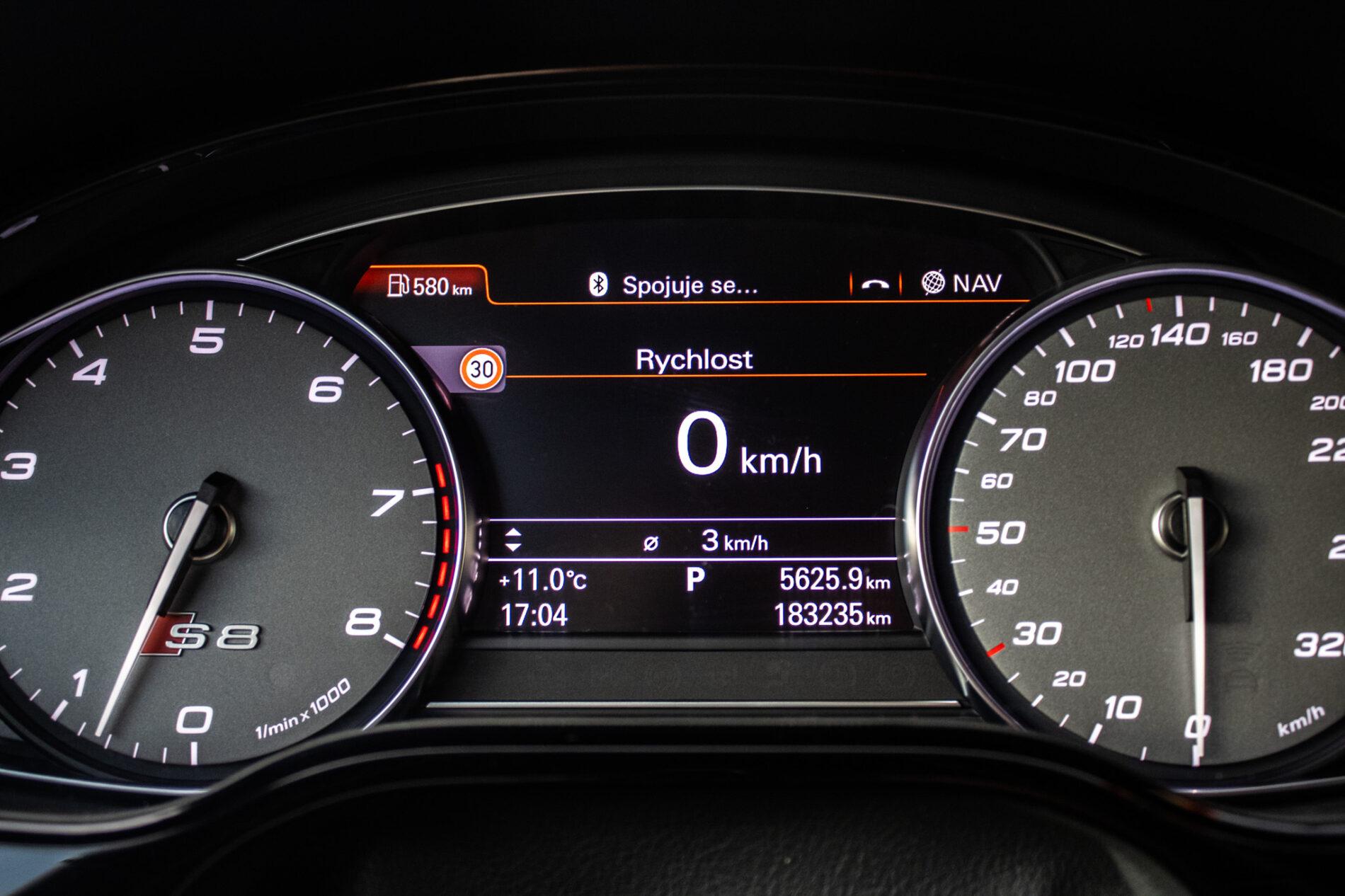 2017 AUDI S8, černá sedan, 183 235 km