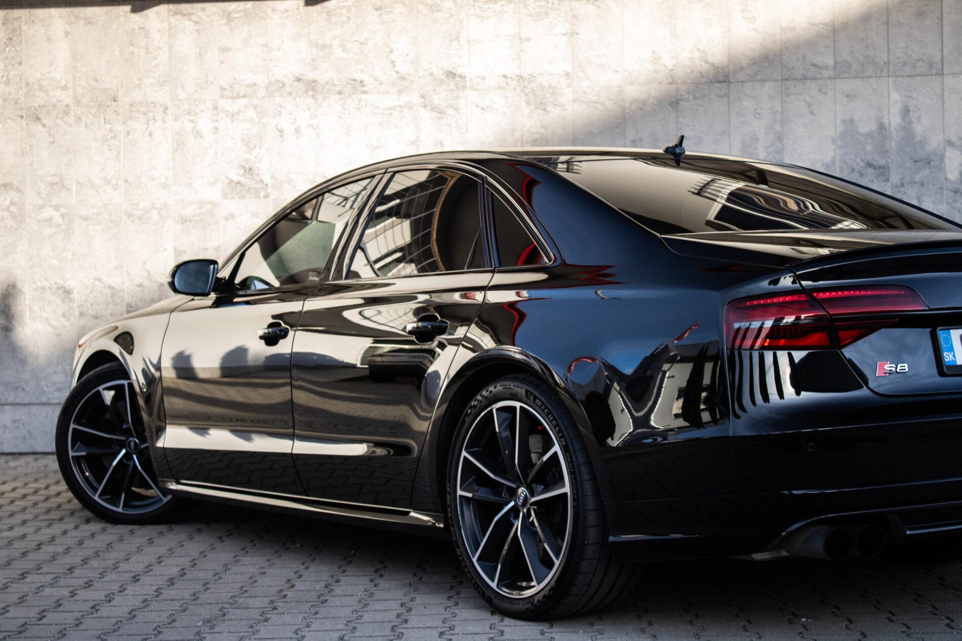 2017 AUDI S8, černá sedan, 183 235 km