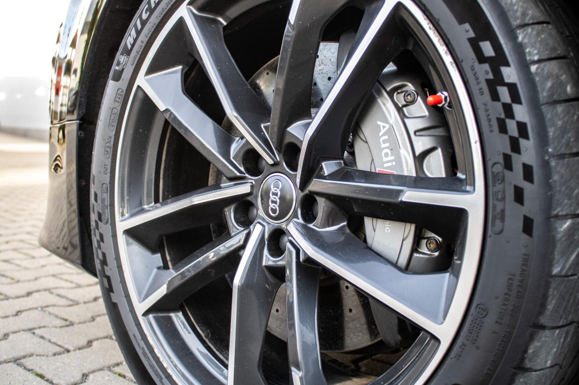 2017 AUDI S8, černá sedan, 183 235 km