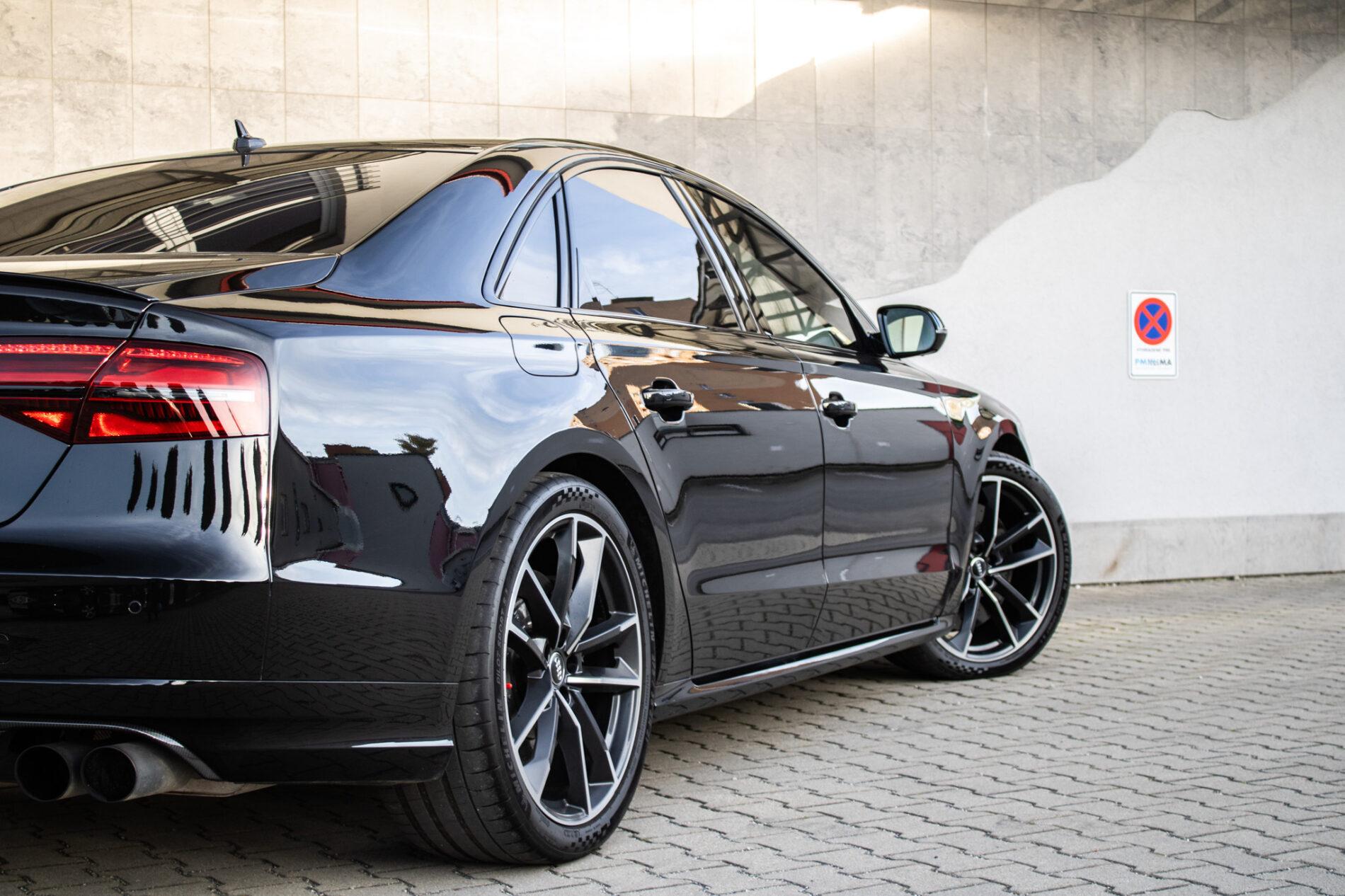 2017 AUDI S8, černá sedan, 183 235 km