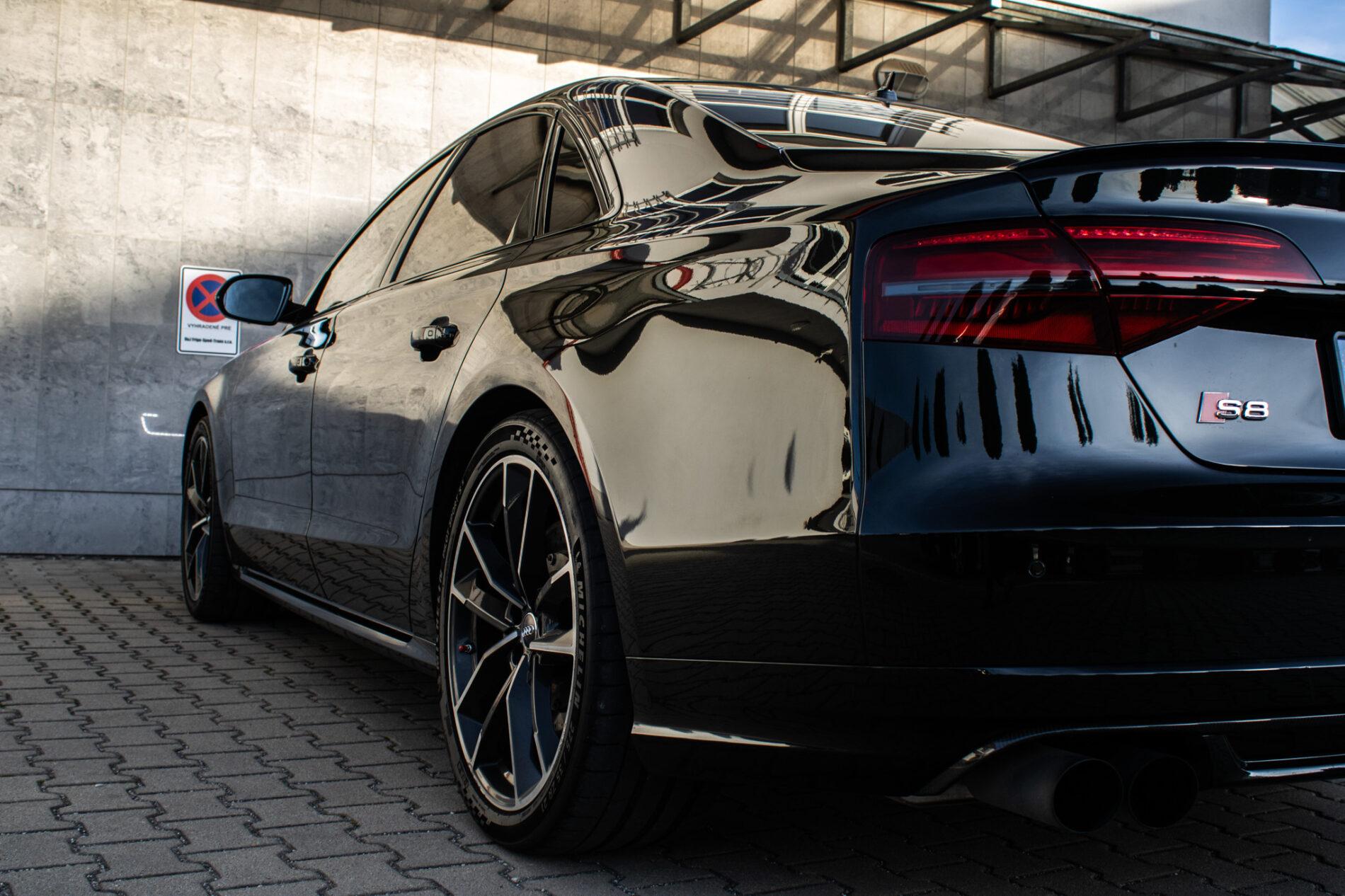 2017 AUDI S8, černá sedan, 183 235 km