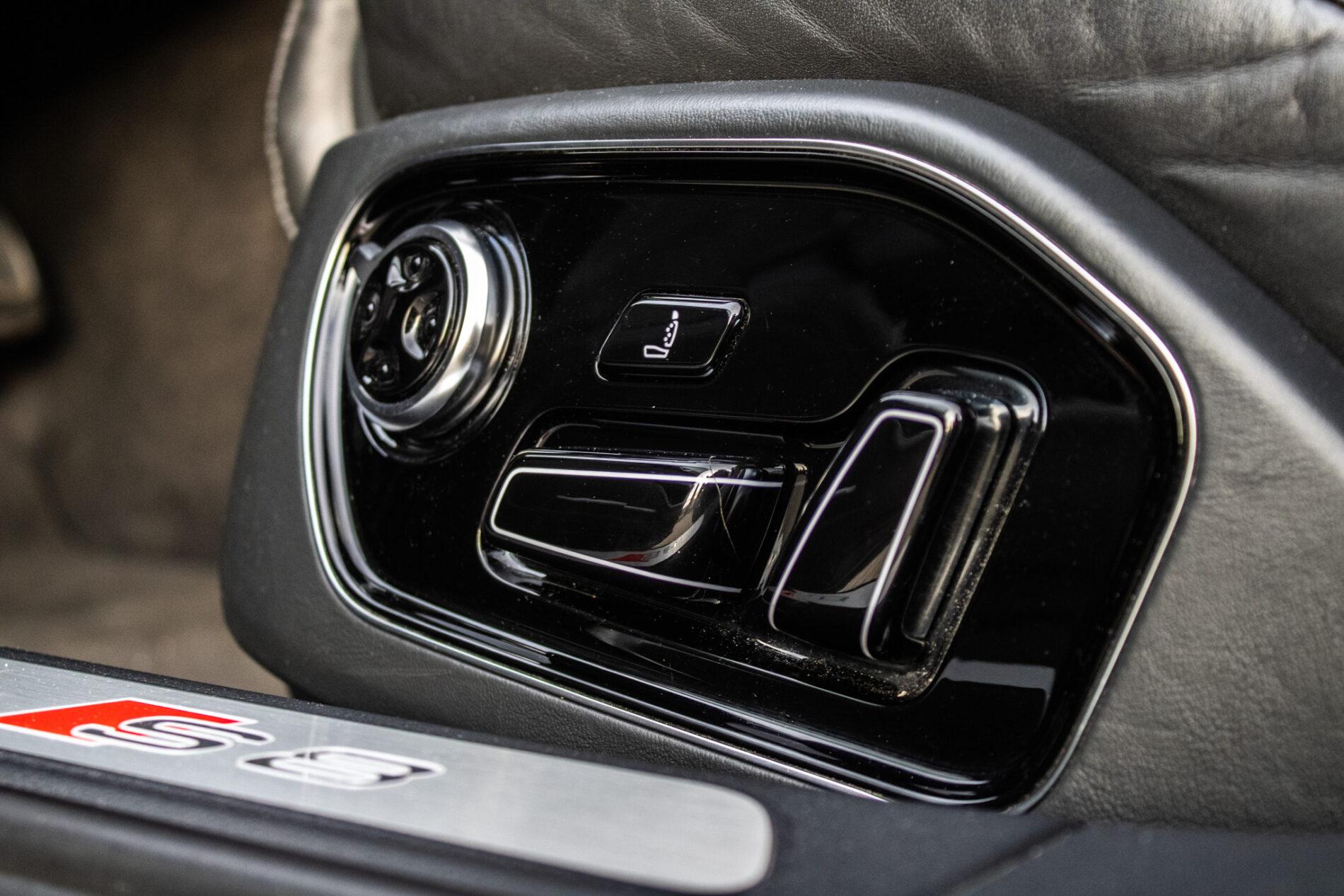 2017 AUDI S8, černá sedan, 183 235 km