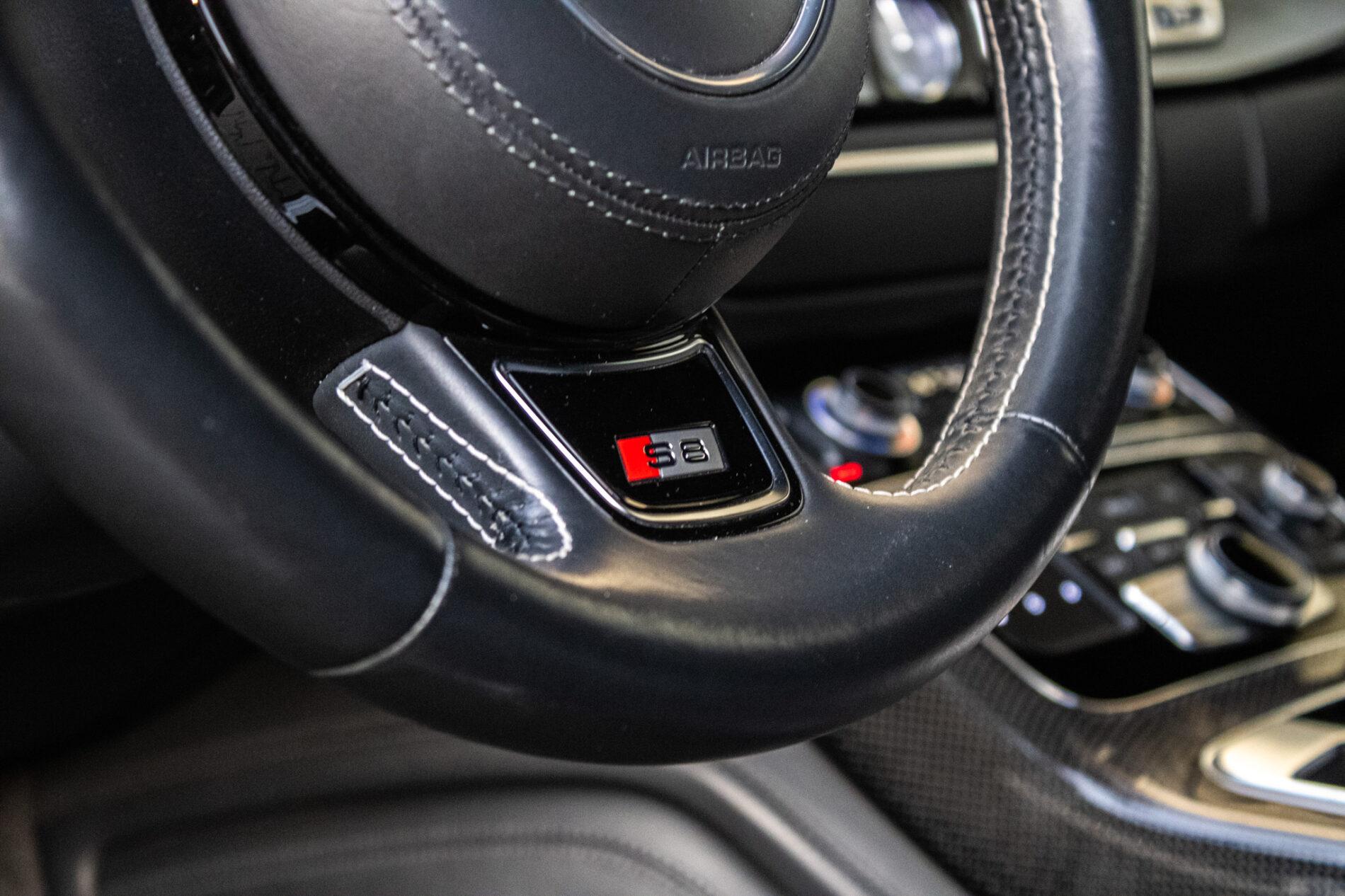 2017 AUDI S8, černá sedan, 183 235 km