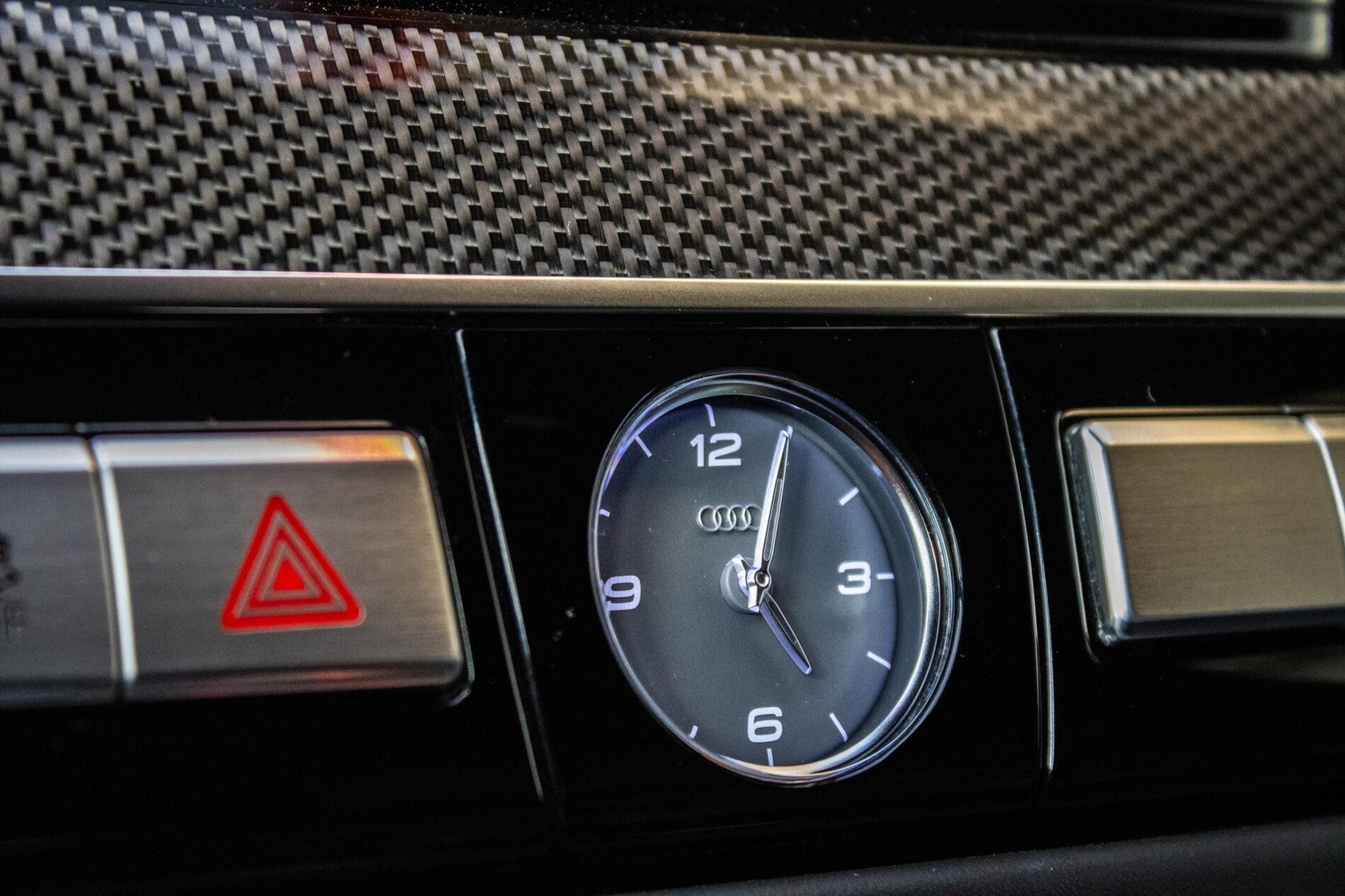 2017 AUDI S8, černá sedan, 183 235 km