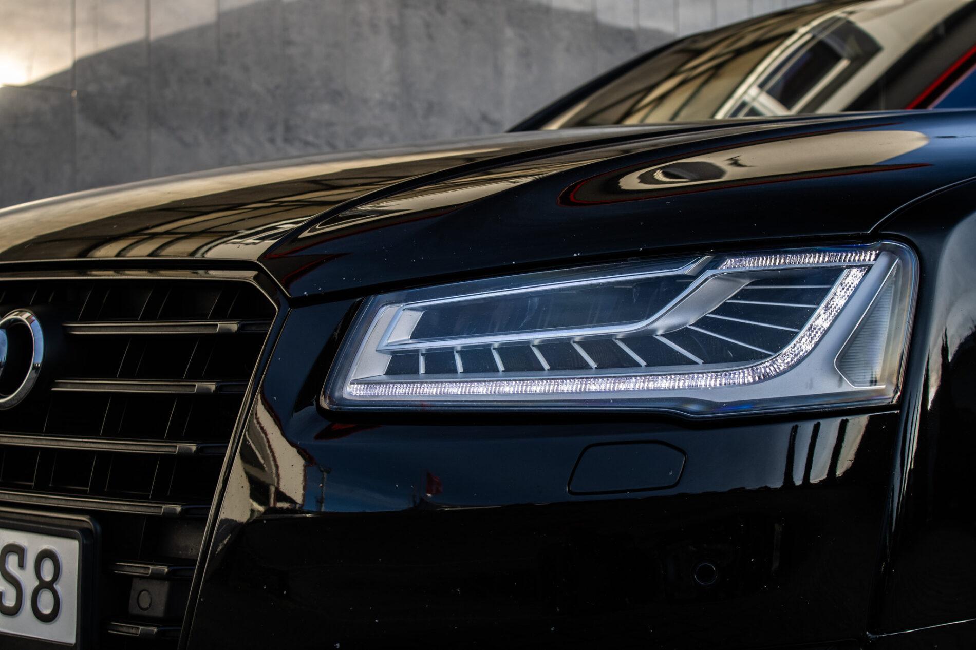 2017 AUDI S8, černá sedan, 183 235 km