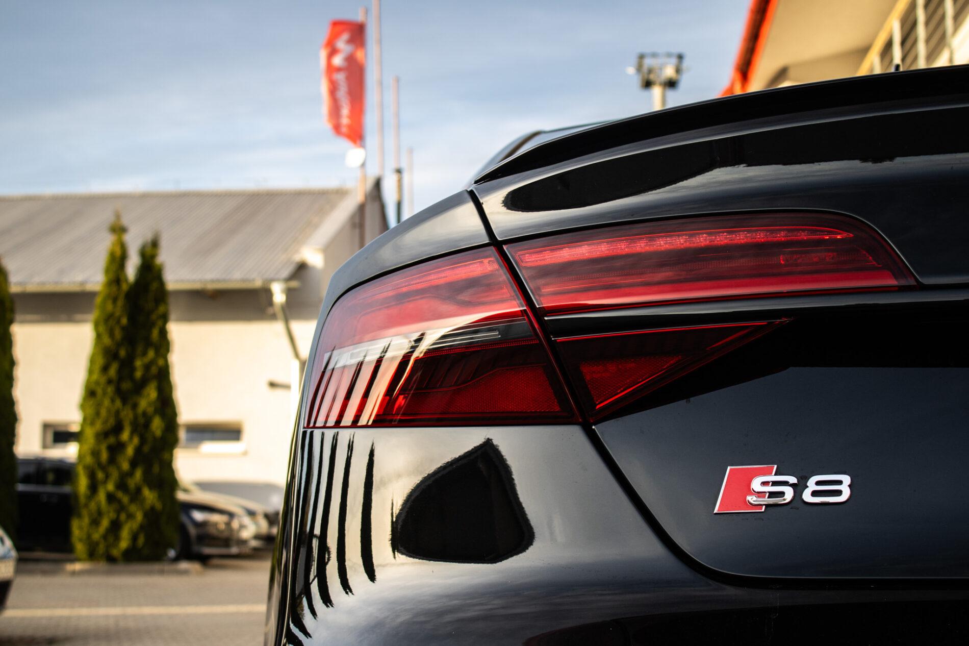 2017 AUDI S8, černá sedan, 183 235 km
