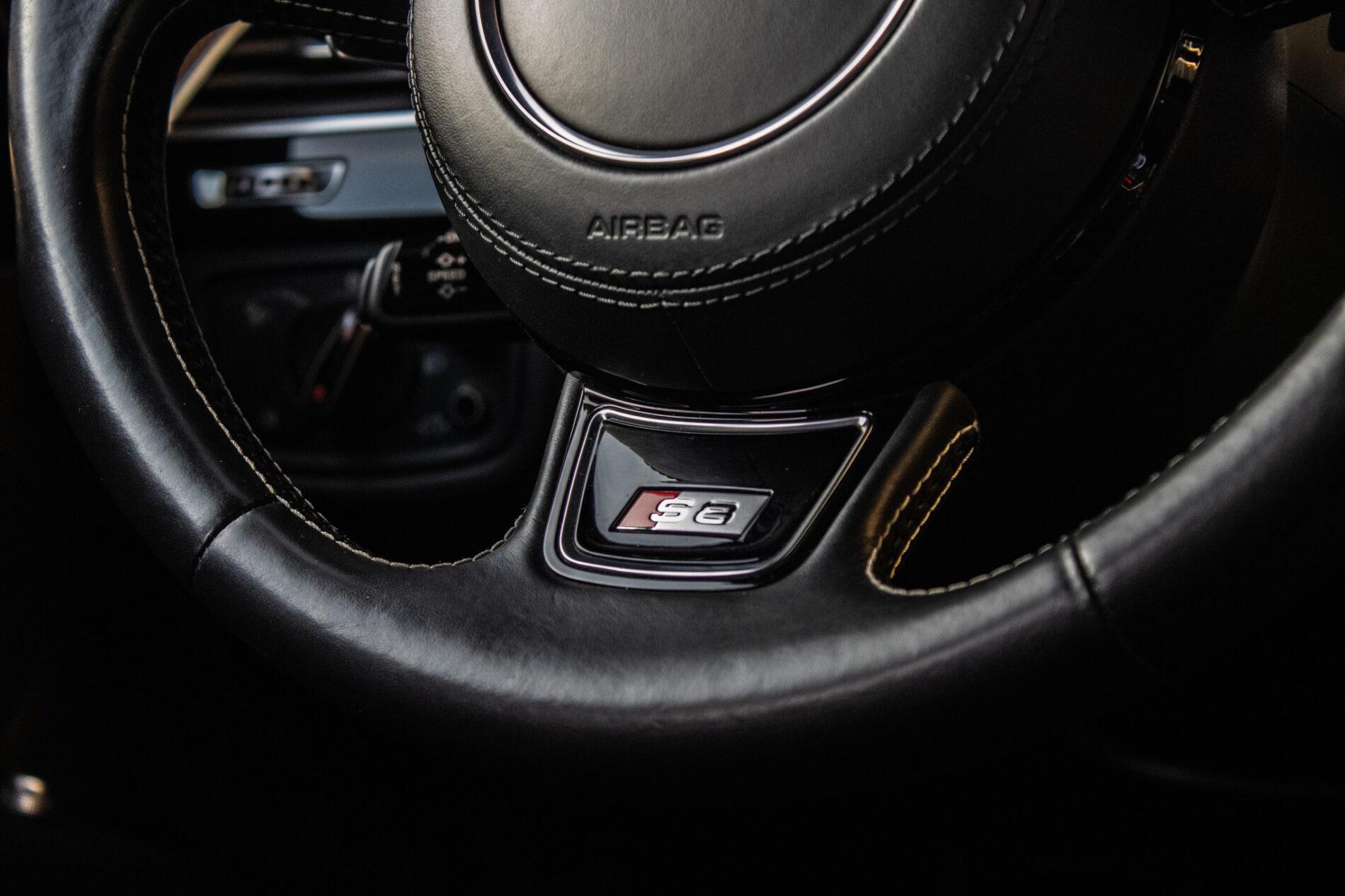 2017 AUDI S8, černá sedan, 183 235 km