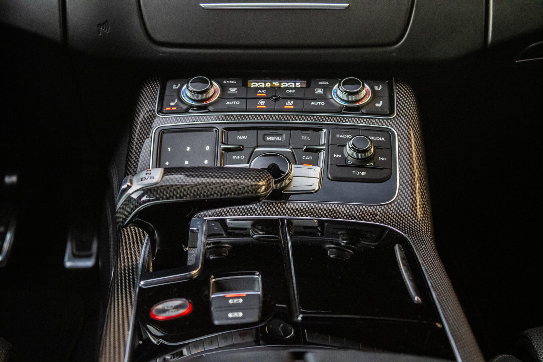 2017 AUDI S8, černá sedan, 183 235 km