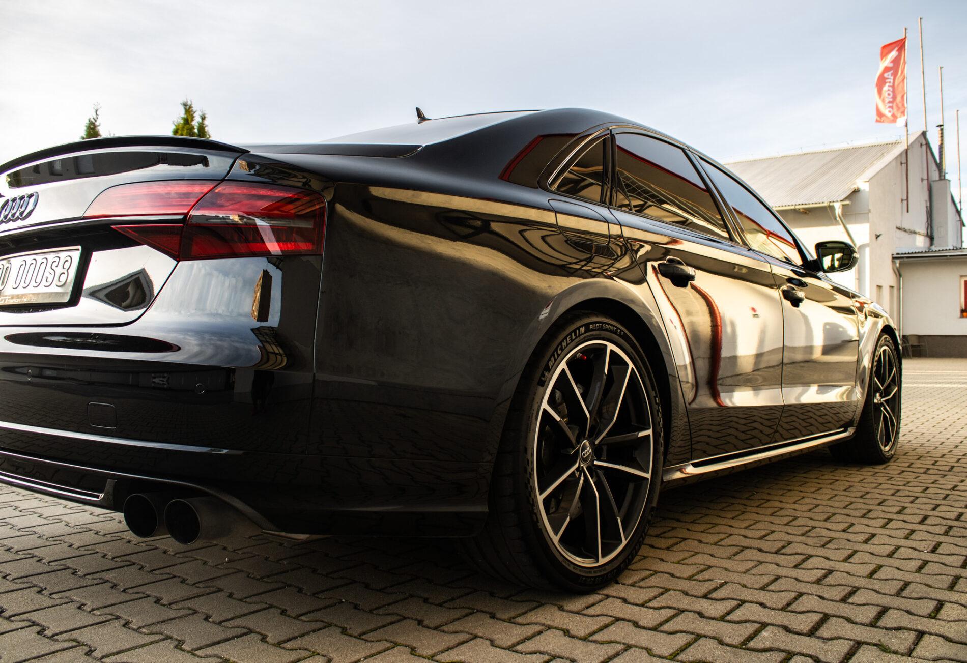 2017 AUDI S8, černá sedan, 183 235 km