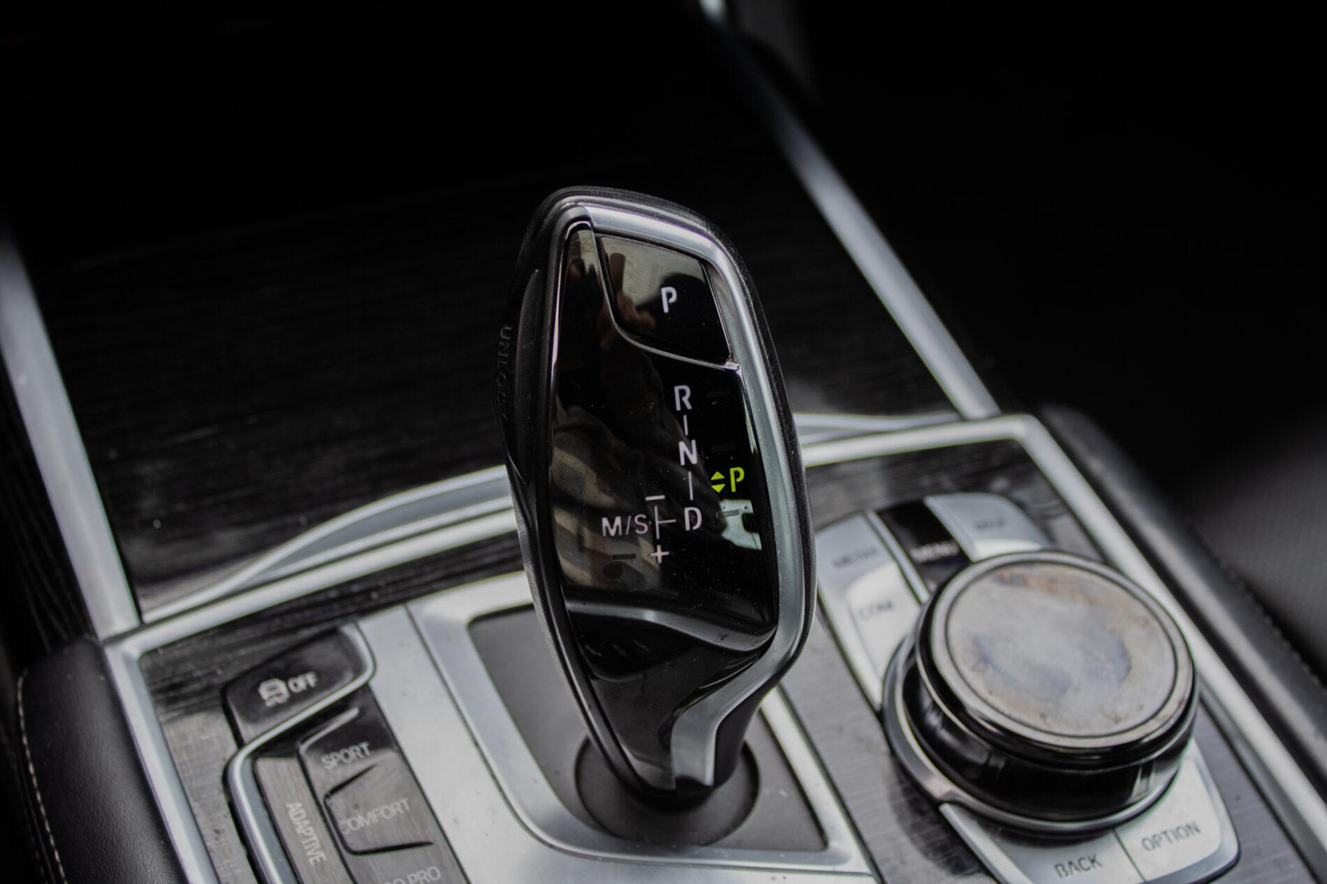 2017 BMW 740d, šedá sedan, 199 355 km
