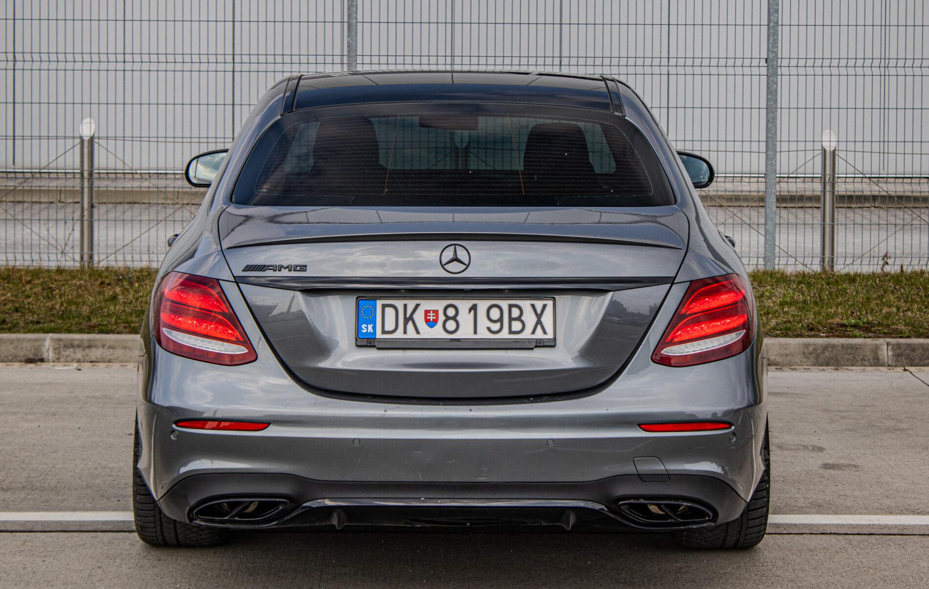 2017 Mercedes-Benz E 43 AMG, šedá sedan, 156 800 km