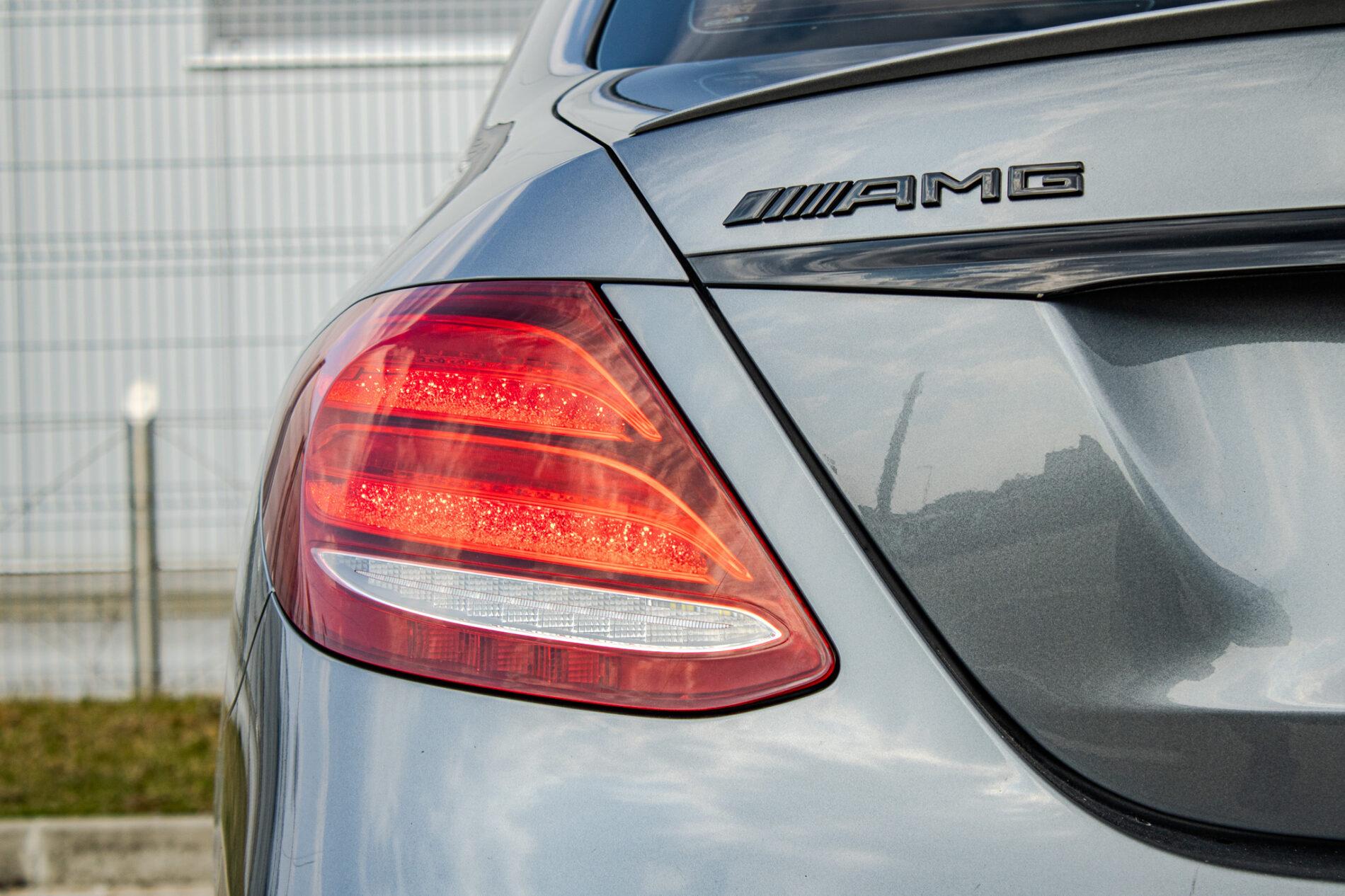 2017 Mercedes-Benz E 43 AMG, šedá sedan, 156 800 km