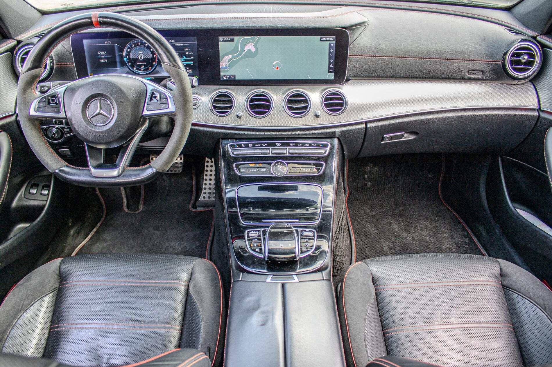 2017 Mercedes-Benz E 43 AMG, šedá sedan, 156 800 km