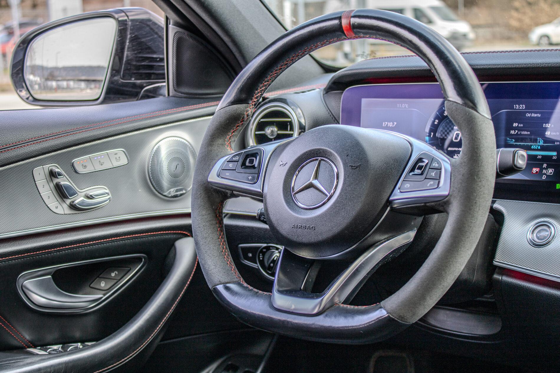 2017 Mercedes-Benz E 43 AMG, šedá sedan, 156 800 km