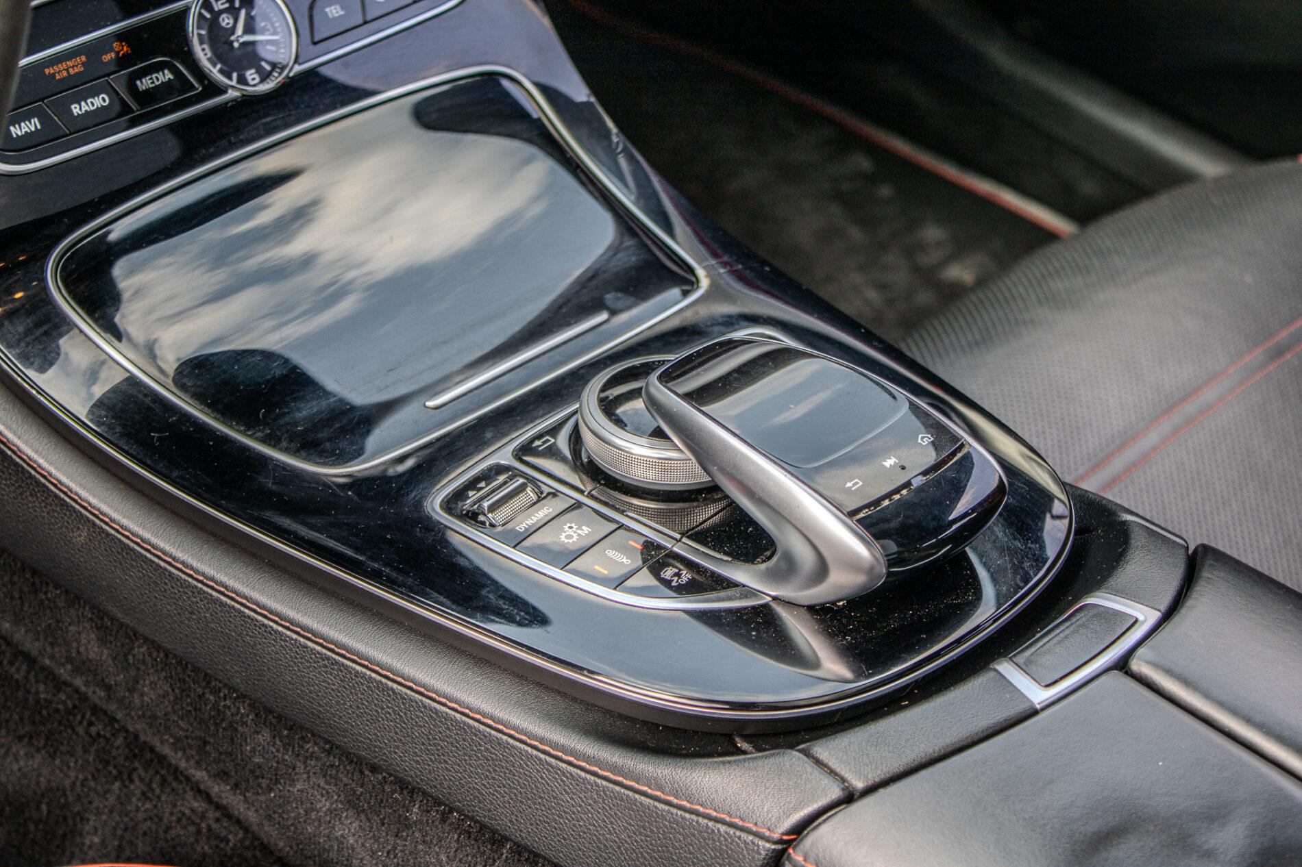2017 Mercedes-Benz E 43 AMG, šedá sedan, 156 800 km
