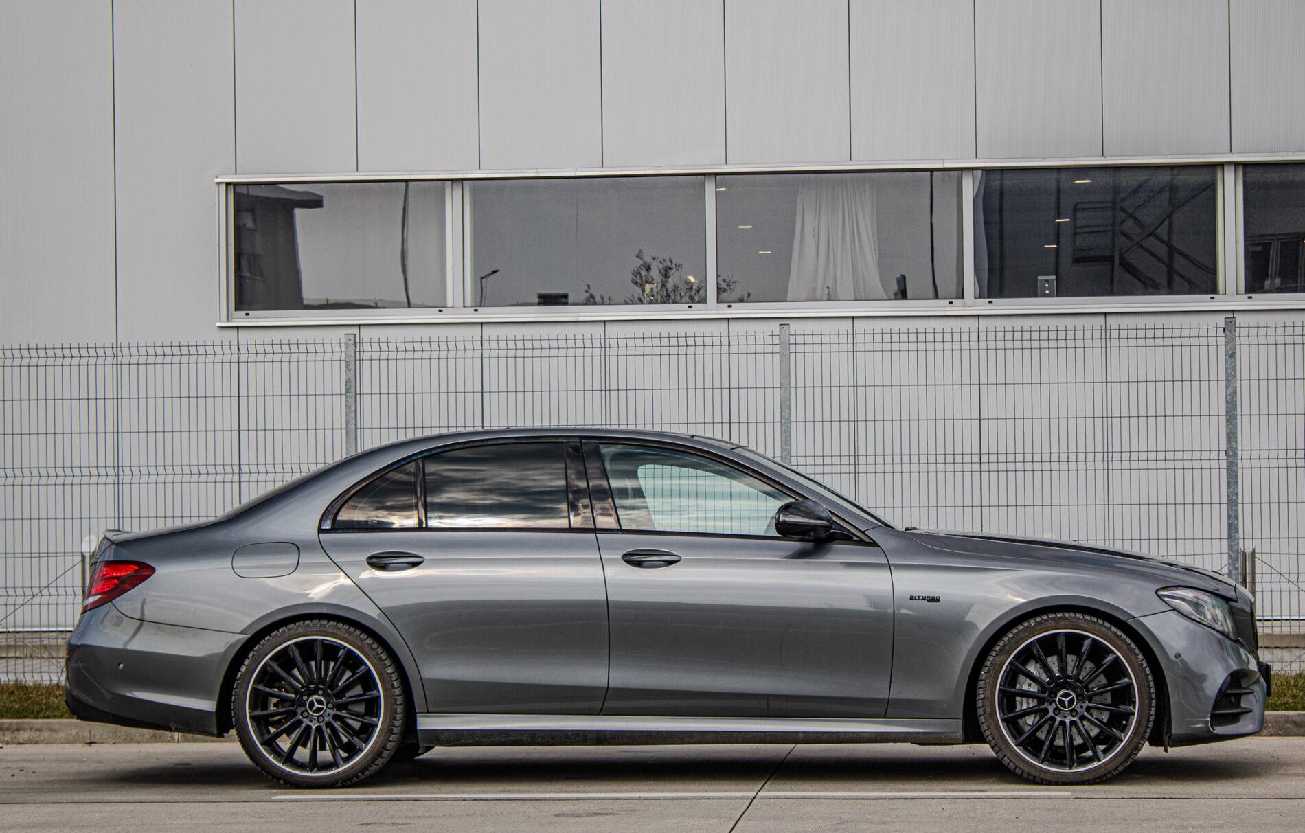 2017 Mercedes-Benz E 43 AMG, šedá sedan, 156 800 km