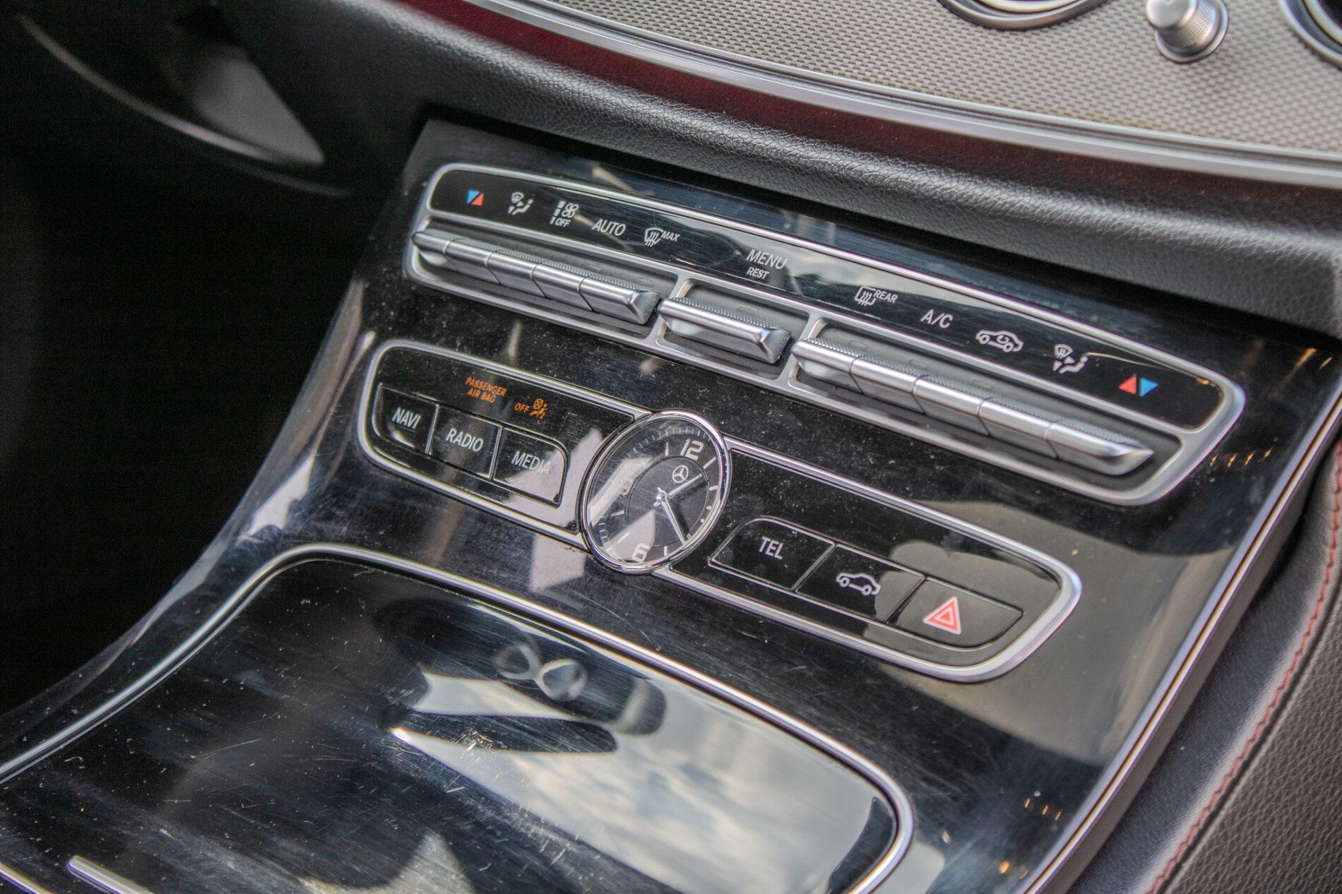 2017 Mercedes-Benz E 43 AMG, šedá sedan, 156 800 km