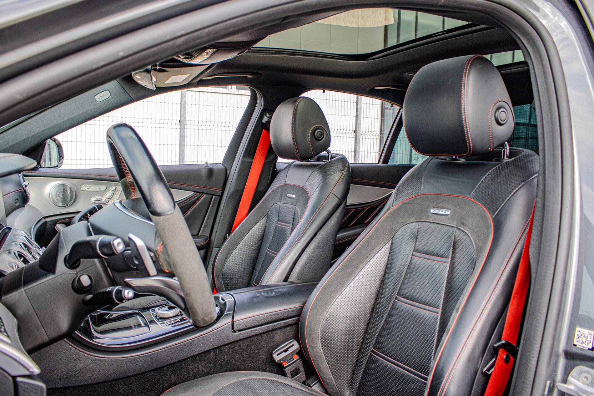 2017 Mercedes-Benz E 43 AMG, šedá sedan, 156 800 km