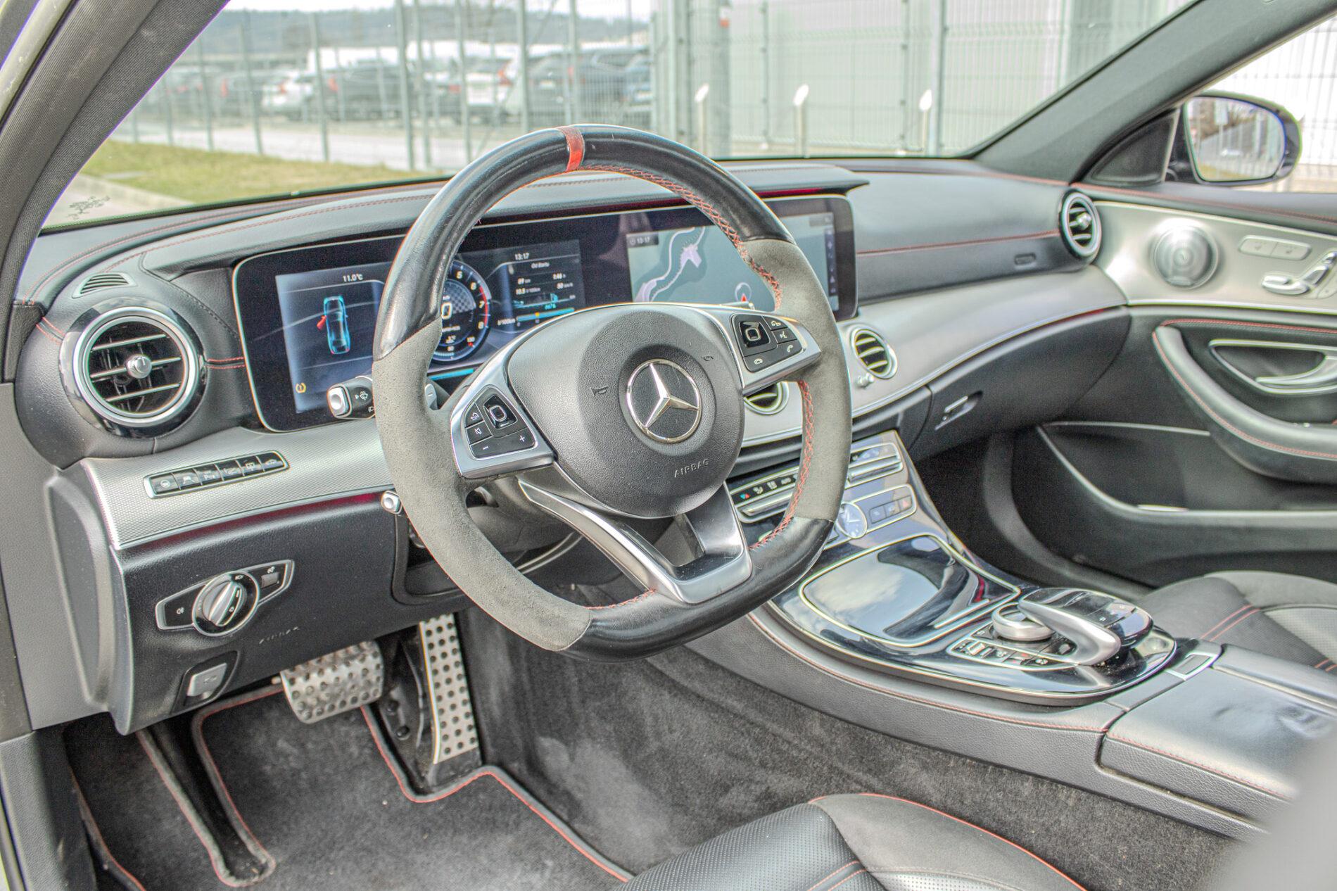 2017 Mercedes-Benz E 43 AMG, šedá sedan, 156 800 km
