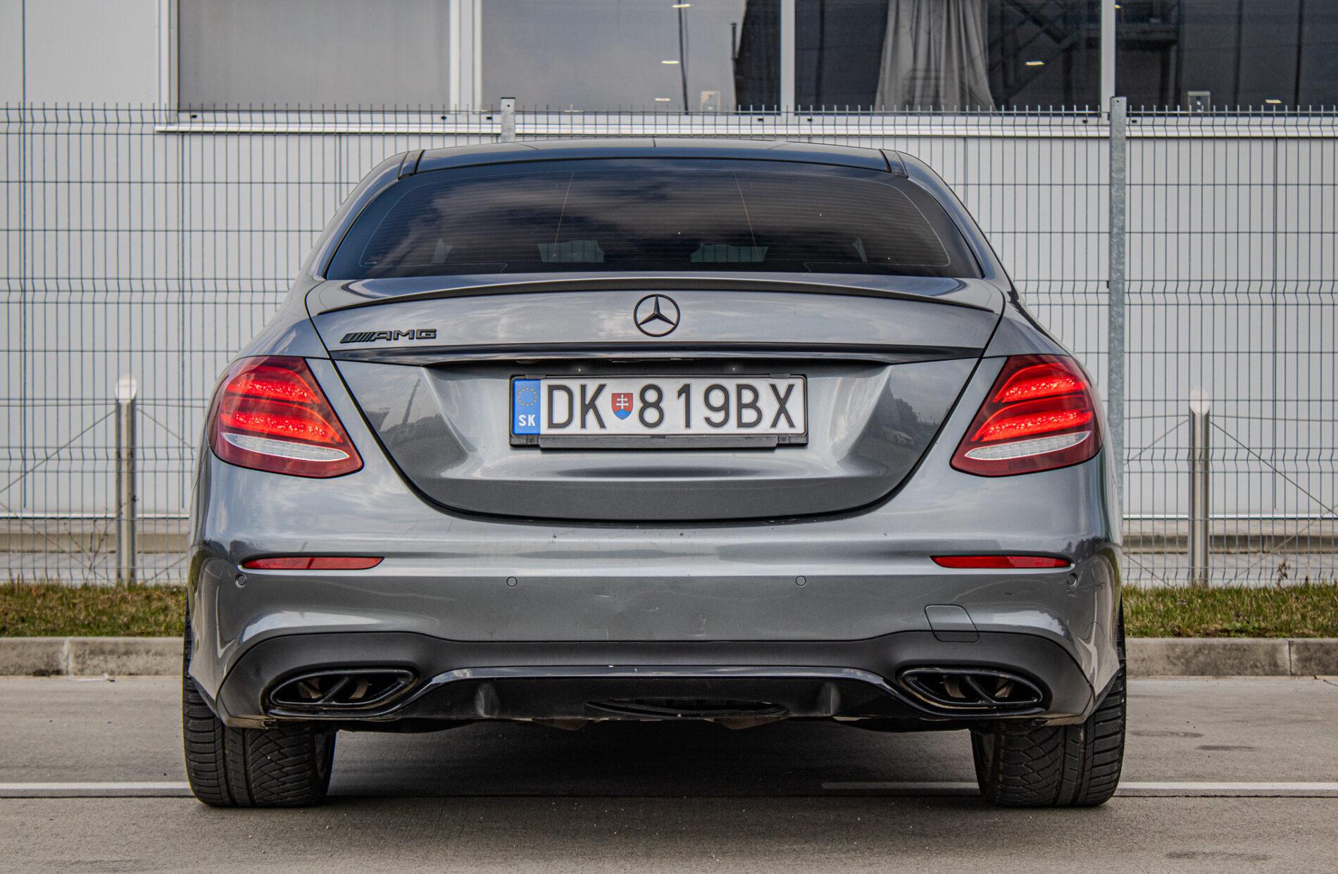 2017 Mercedes-Benz E 43 AMG, šedá sedan, 156 800 km