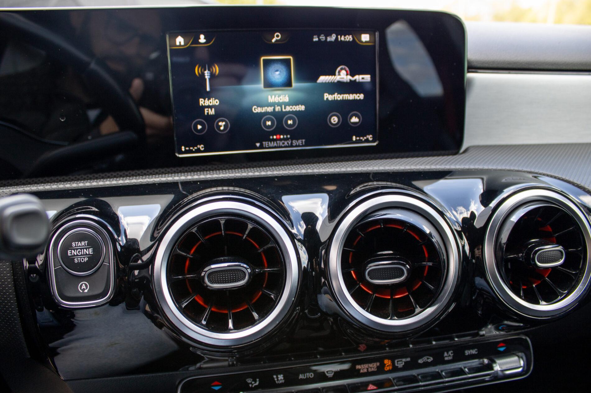2019 Mercedes-Benz A 35 AMG, černá sedan, 60 541 km