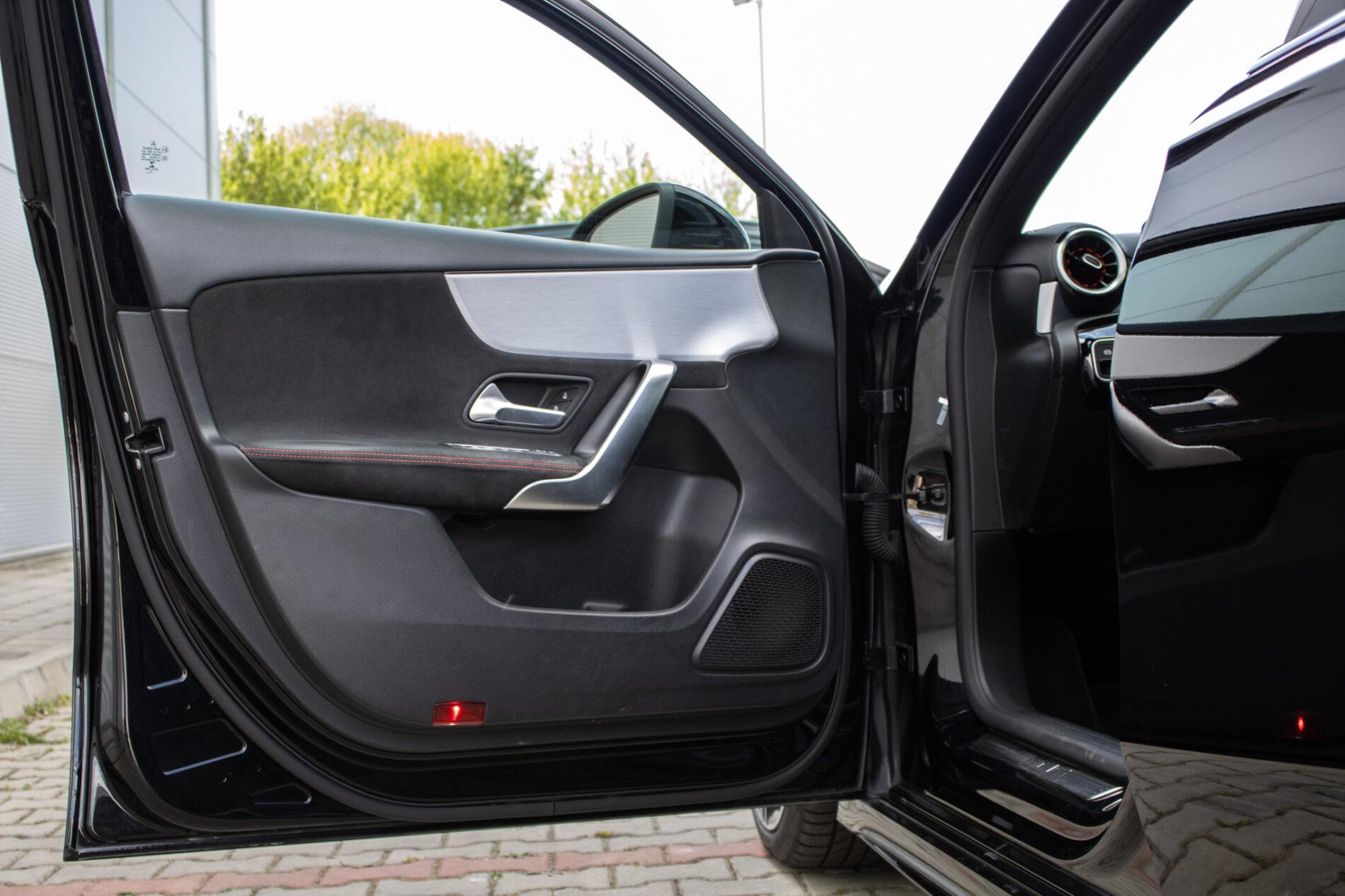 2019 Mercedes-Benz A 35 AMG, černá sedan, 60 541 km