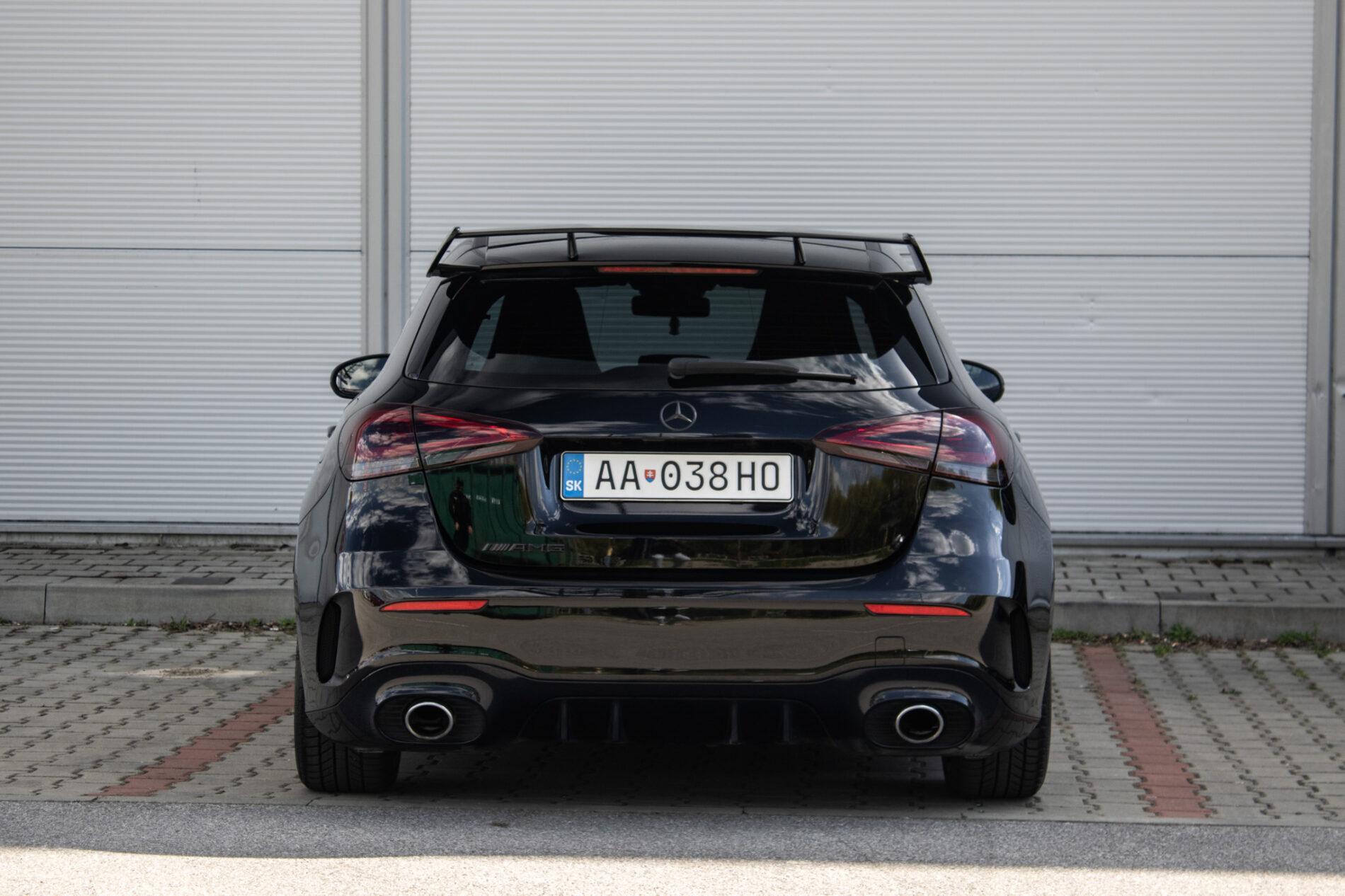2019 Mercedes-Benz A 35 AMG, černá sedan, 60 541 km