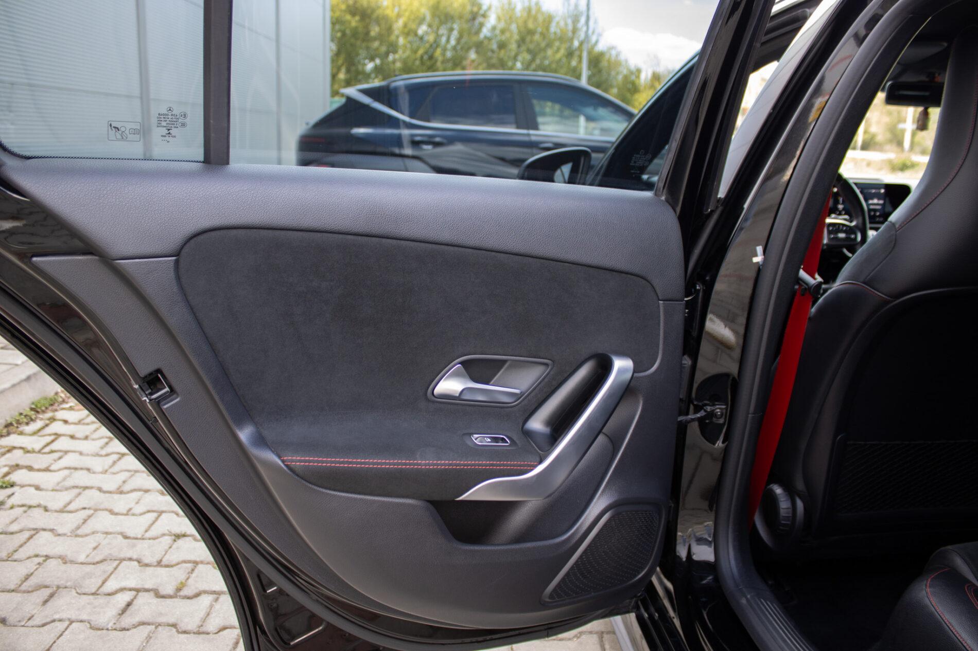 2019 Mercedes-Benz A 35 AMG, černá sedan, 60 541 km