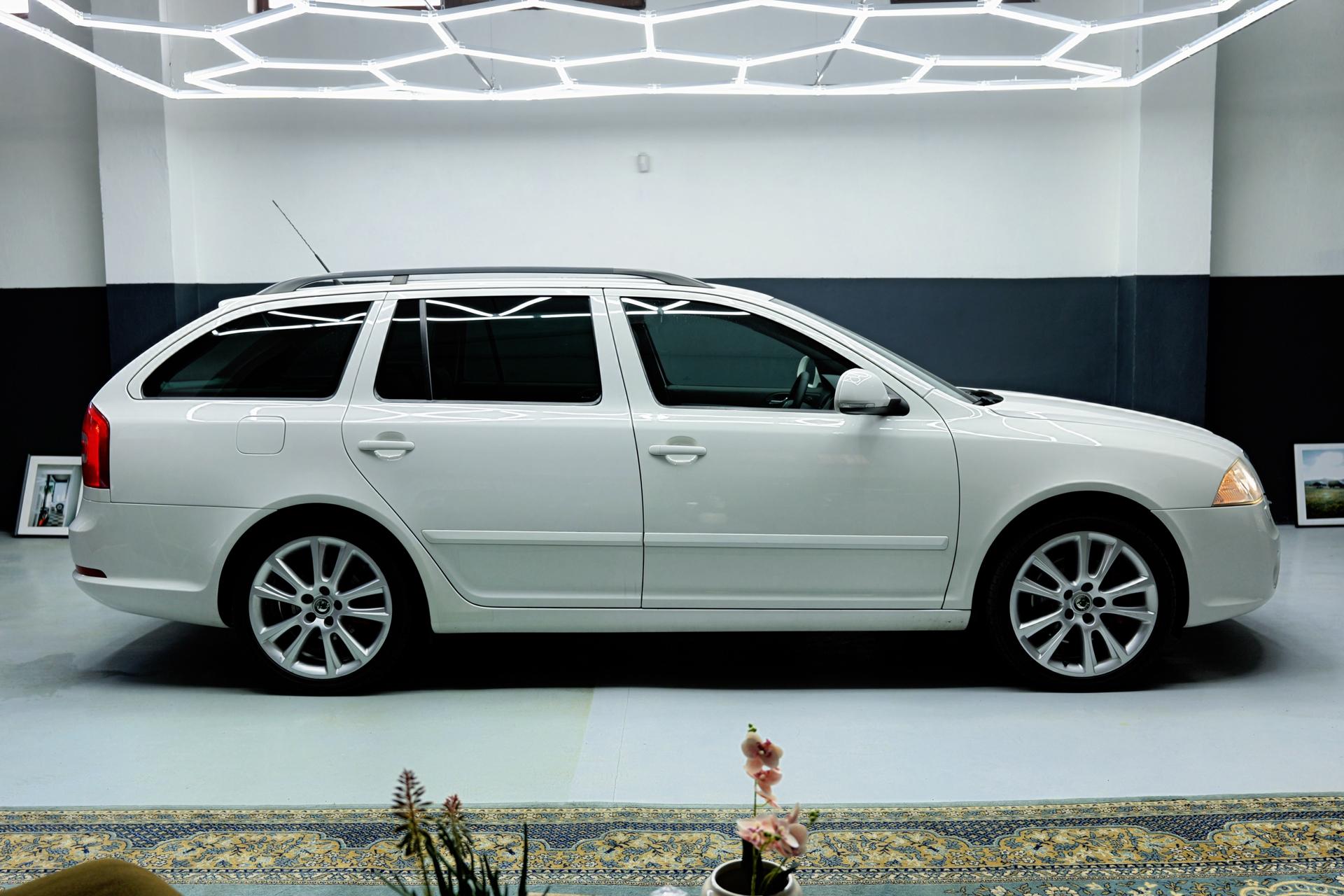 2009 Skoda Octavia RS mk2 combi, bílá kombi, 129 910 km