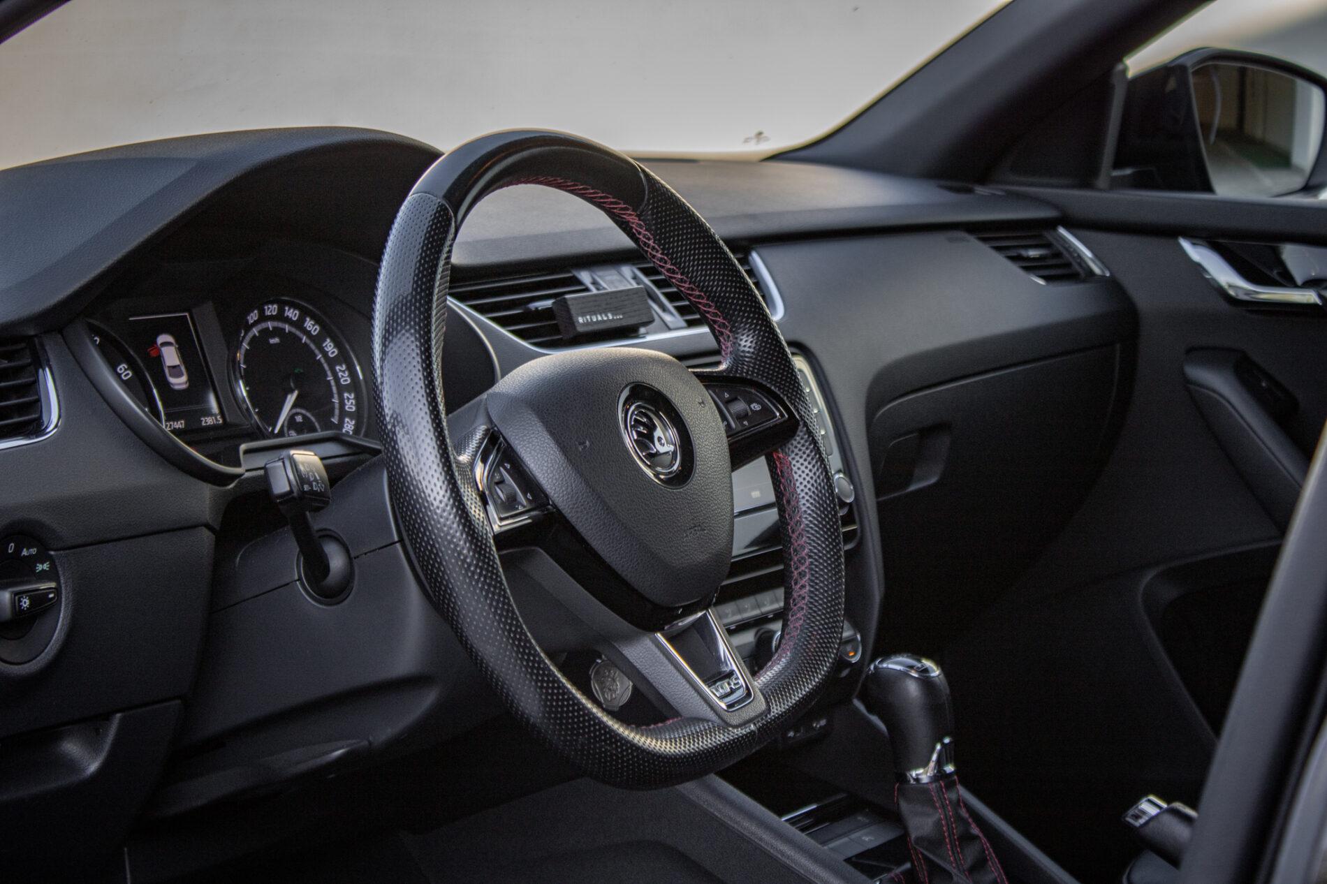2016 Skoda Octavia RS, černá sedan, 227 447 km