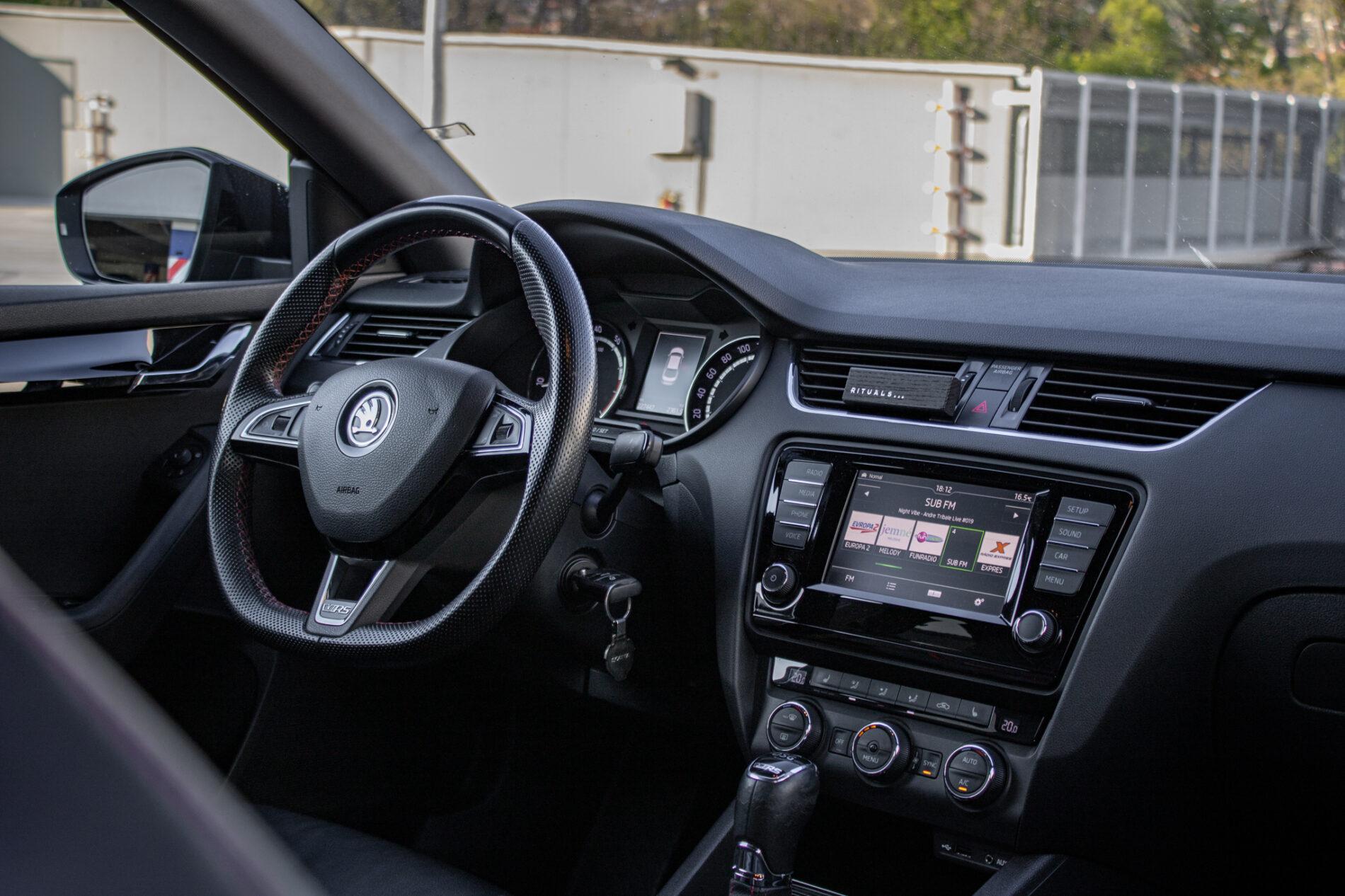 2016 Skoda Octavia RS, černá sedan, 227 447 km