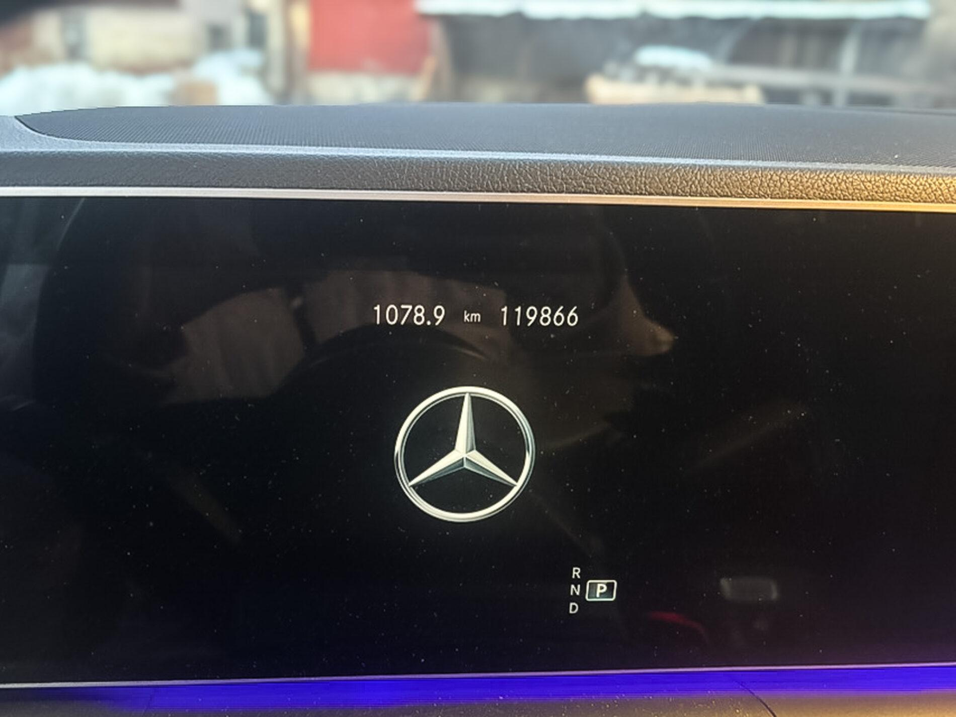 2022 Mercedes-Benz GLE 400d, bílá kombi, 120 000 km
