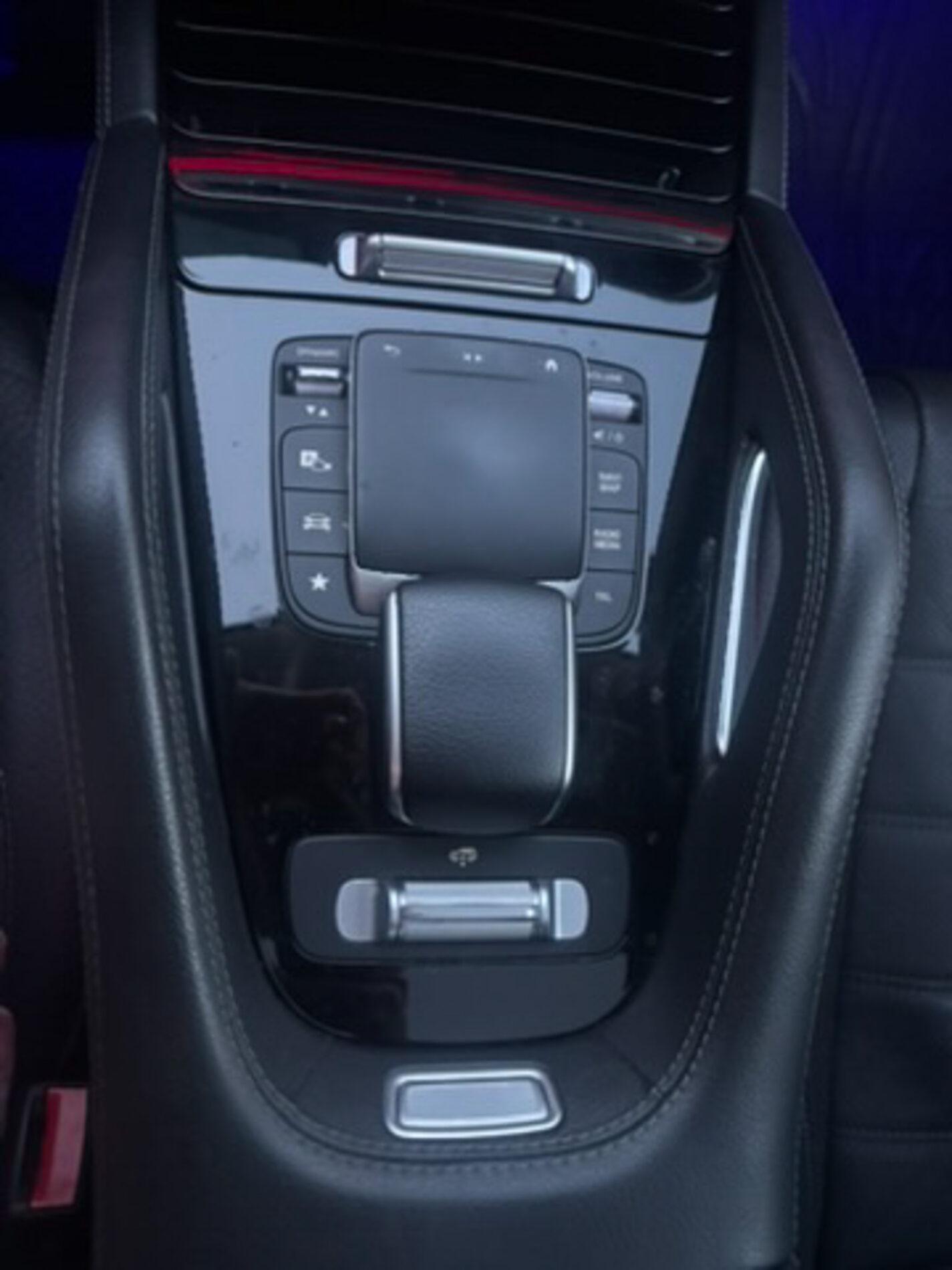 2022 Mercedes-Benz GLE 400d, bílá kombi, 120 000 km