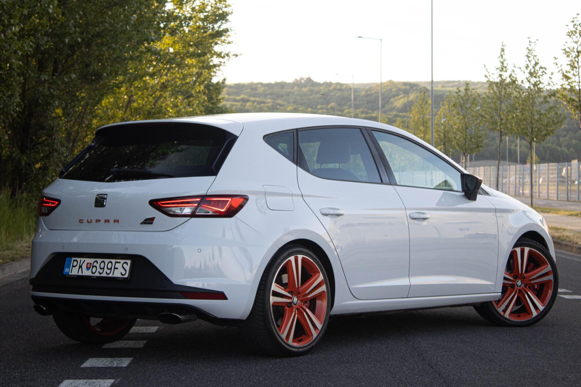 2016 Seat Leon Cupra, bílá hatchback, 230 789 km