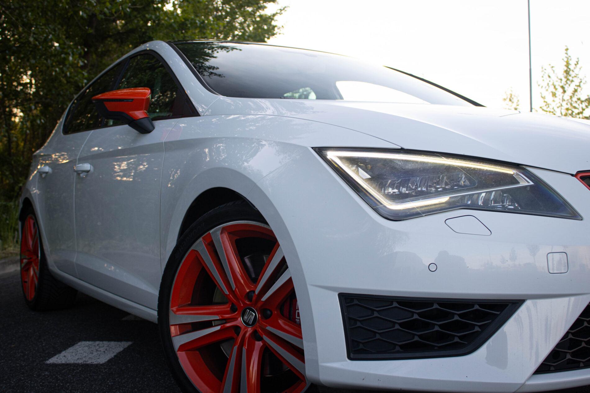 2016 Seat Leon Cupra, bílá hatchback, 230 789 km