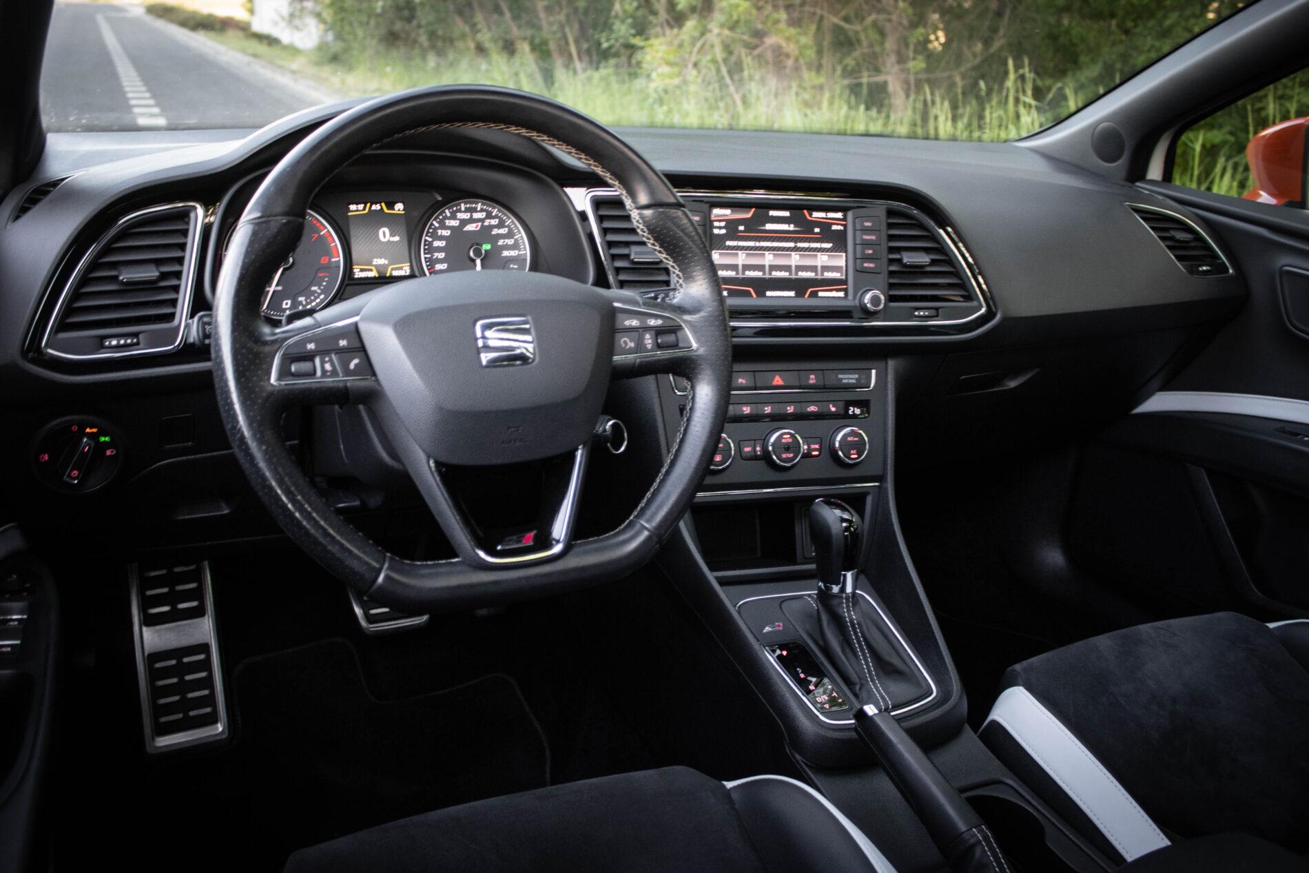 2016 Seat Leon Cupra, bílá hatchback, 230 789 km