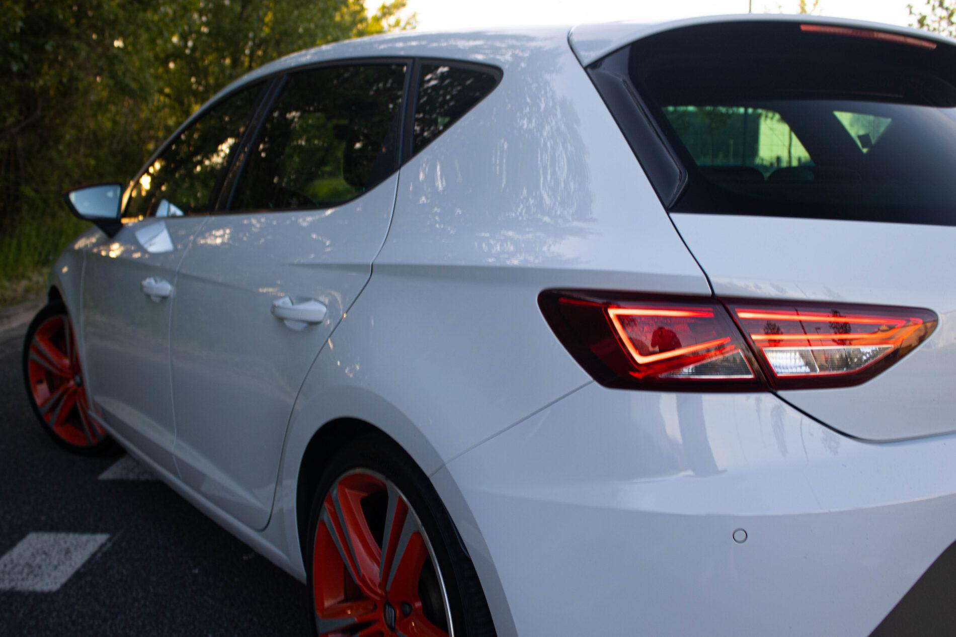 2016 Seat Leon Cupra, bílá hatchback, 230 789 km
