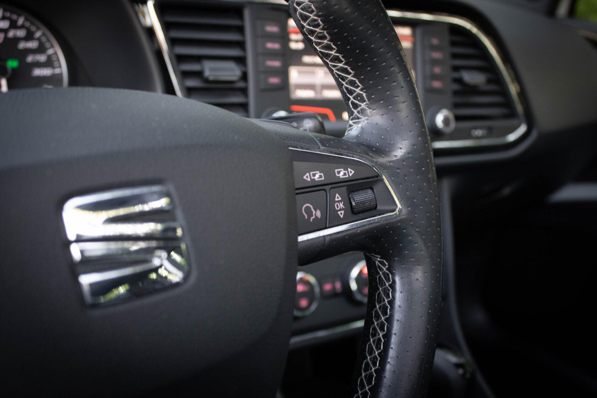 2016 Seat Leon Cupra, bílá hatchback, 230 789 km
